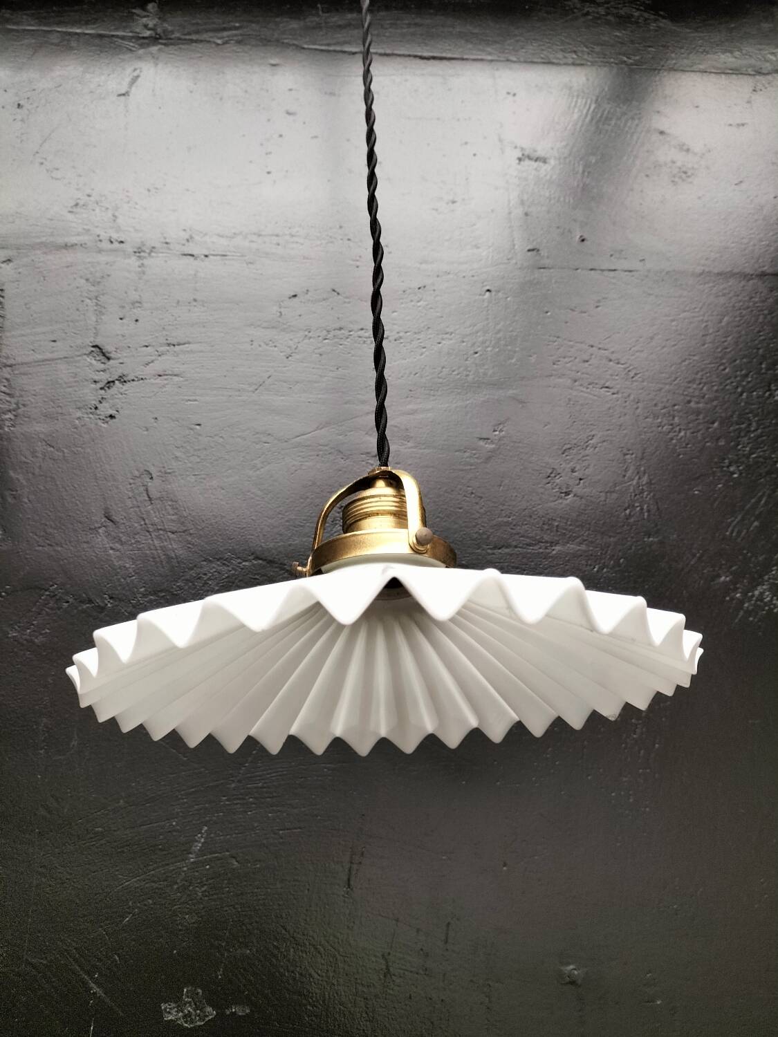 Opaline suspension