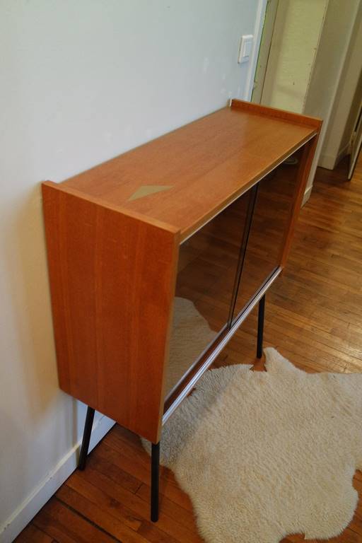 Small window on high metal feet