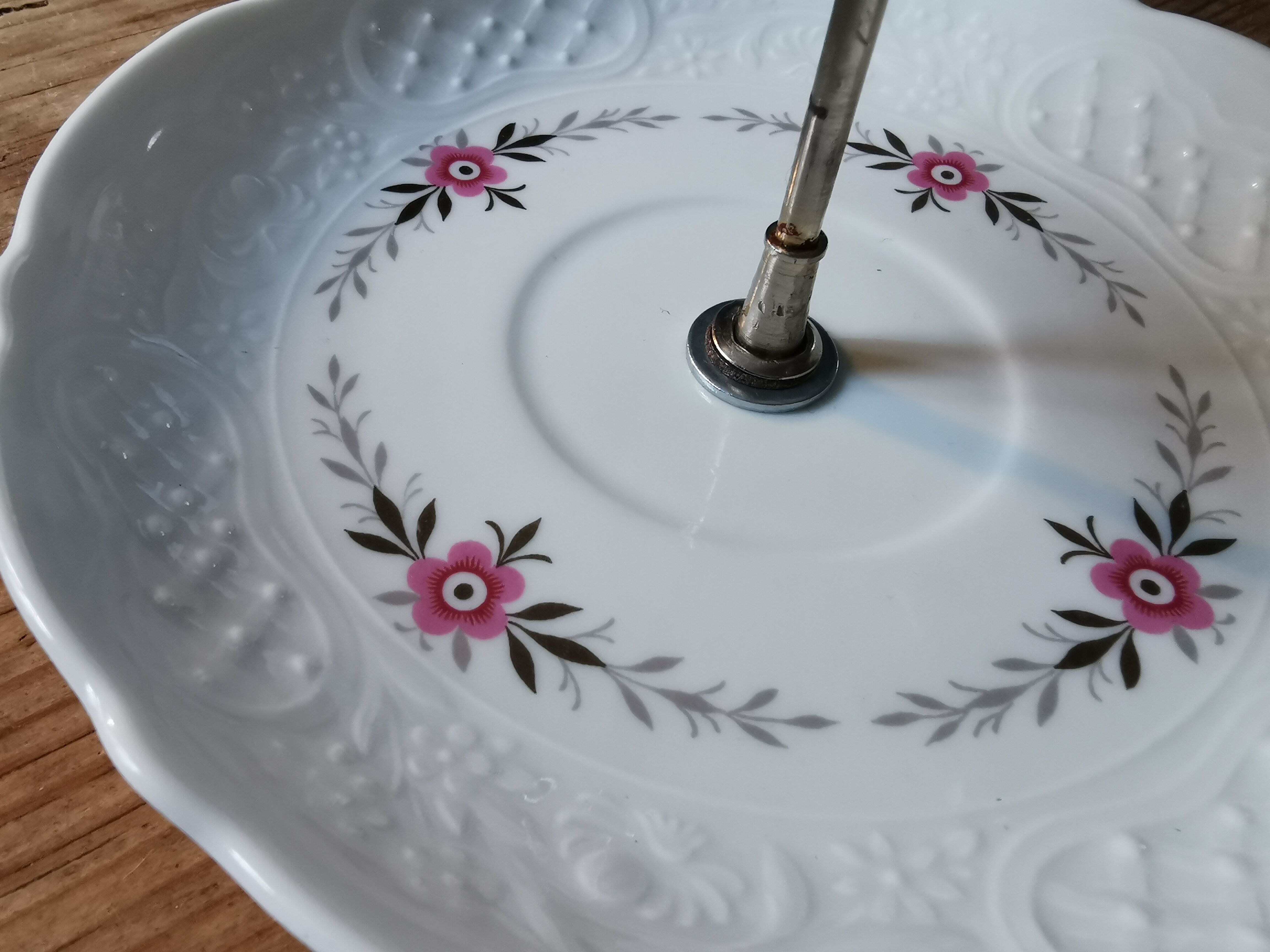 Porcelain servant display