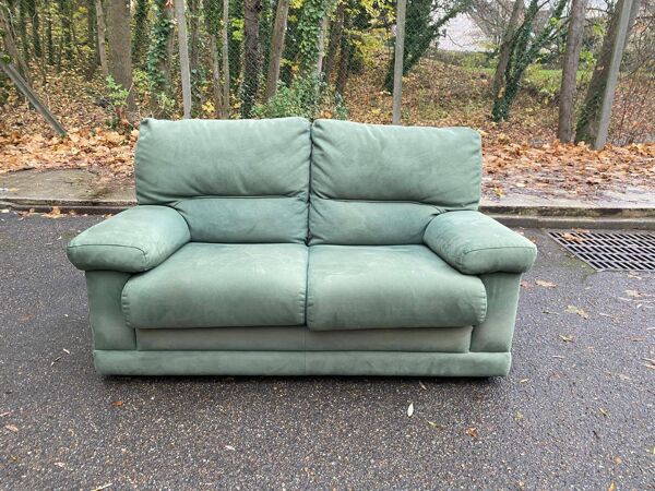 Canapé 2 places Château d'Ax en tissu daim vert 1970