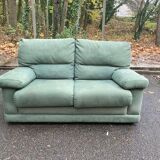 Canapé 2 places Château d'Ax en tissu daim vert 1970
