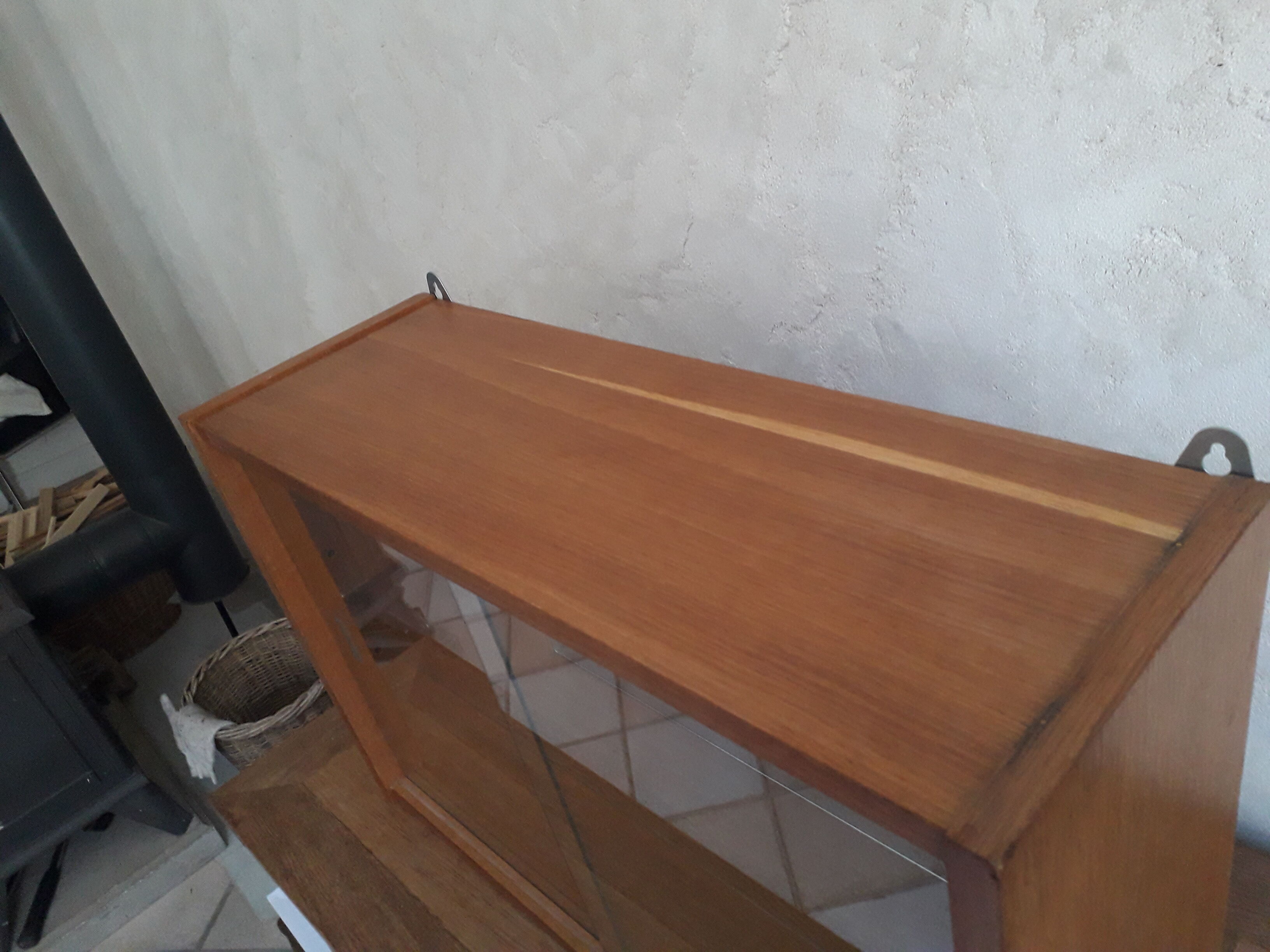 Wall display case in vintage oak veneer