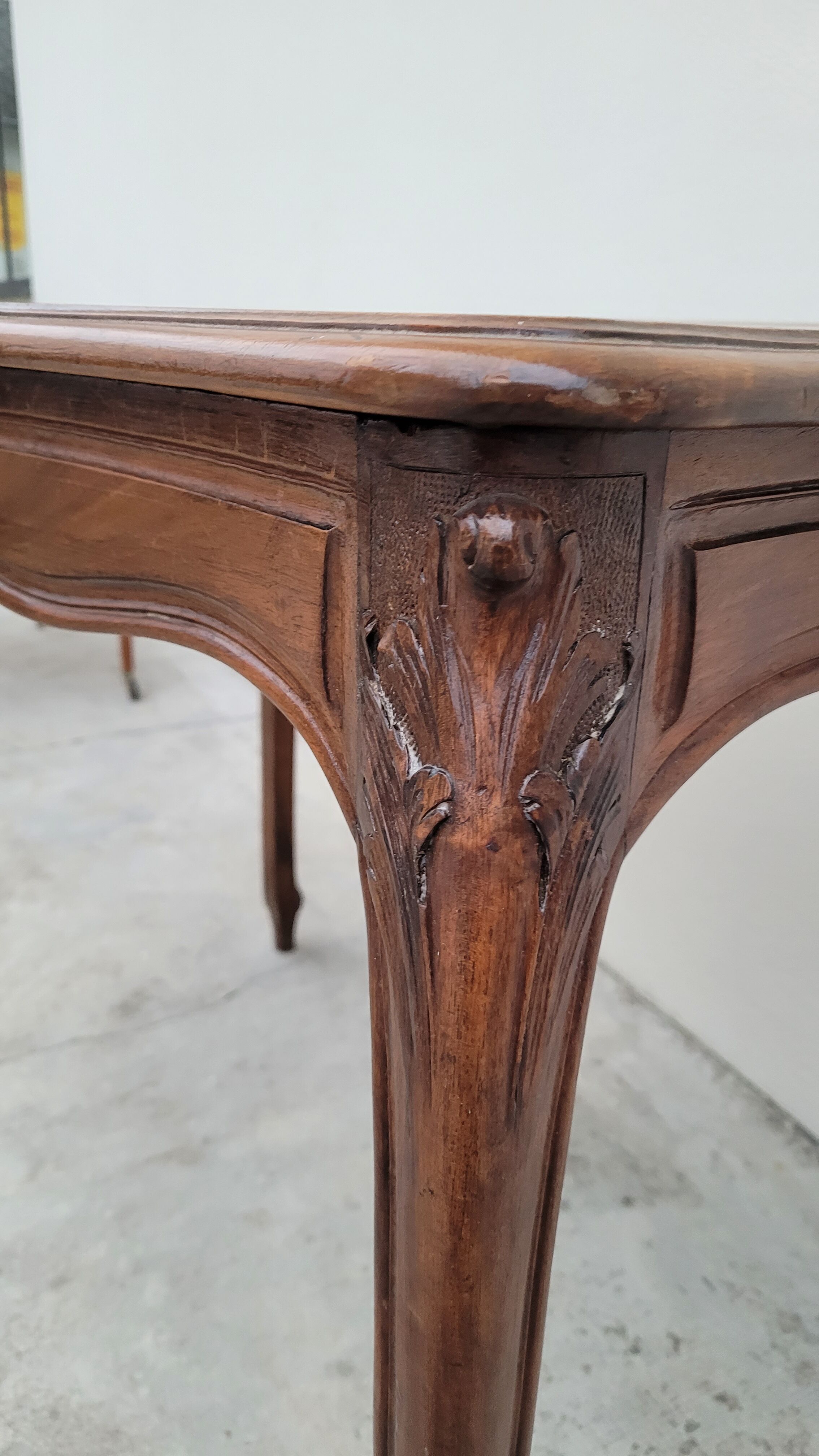 Table de milieu de style Louis XV en noyer massif