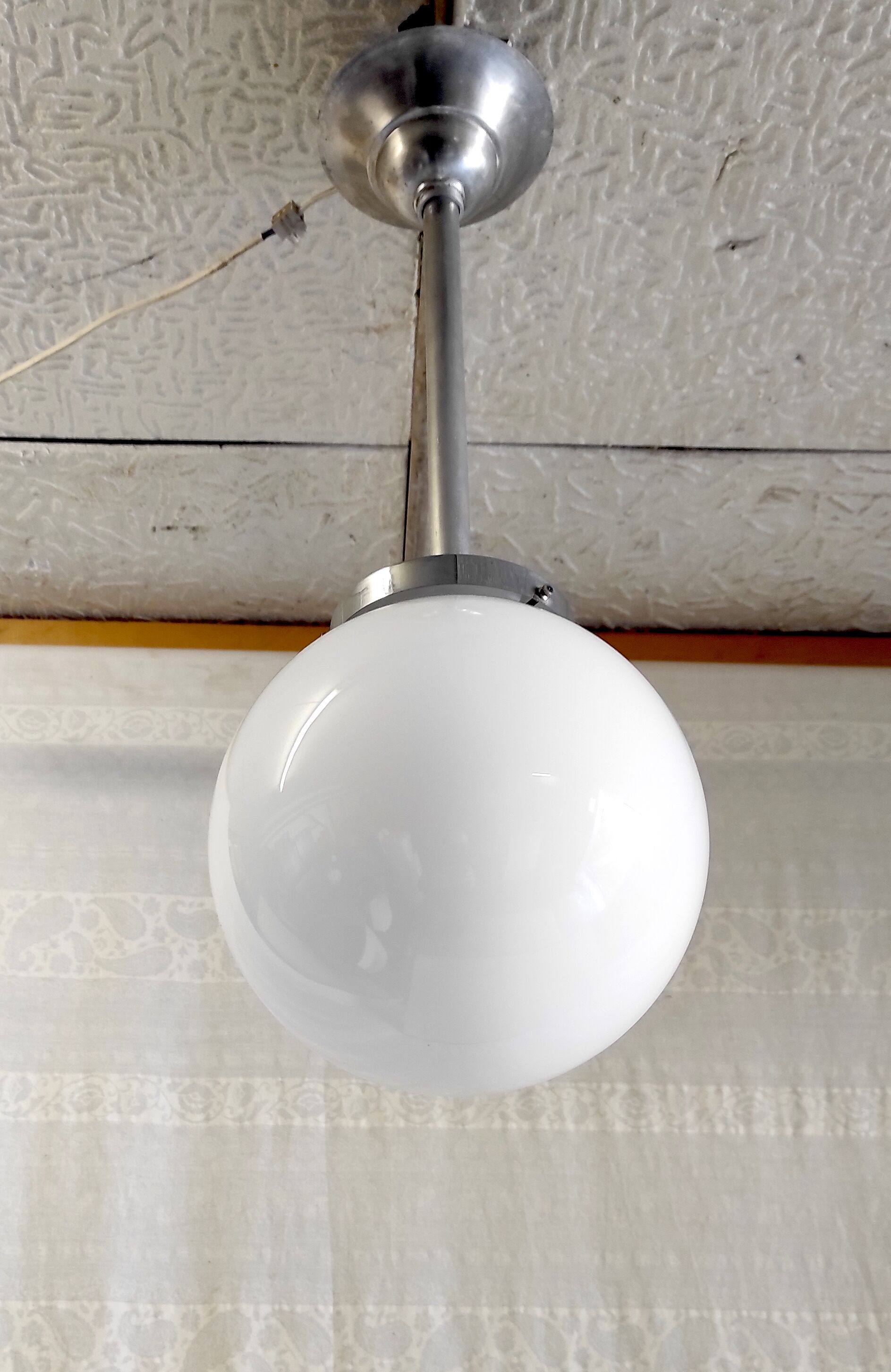 Suspension métal chromé et globe opaline blanc, années 50/60