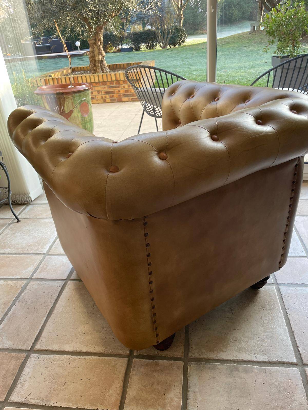 Fauteuils Chesterfield cuir marron vieilli - Style anglais chic, TBE