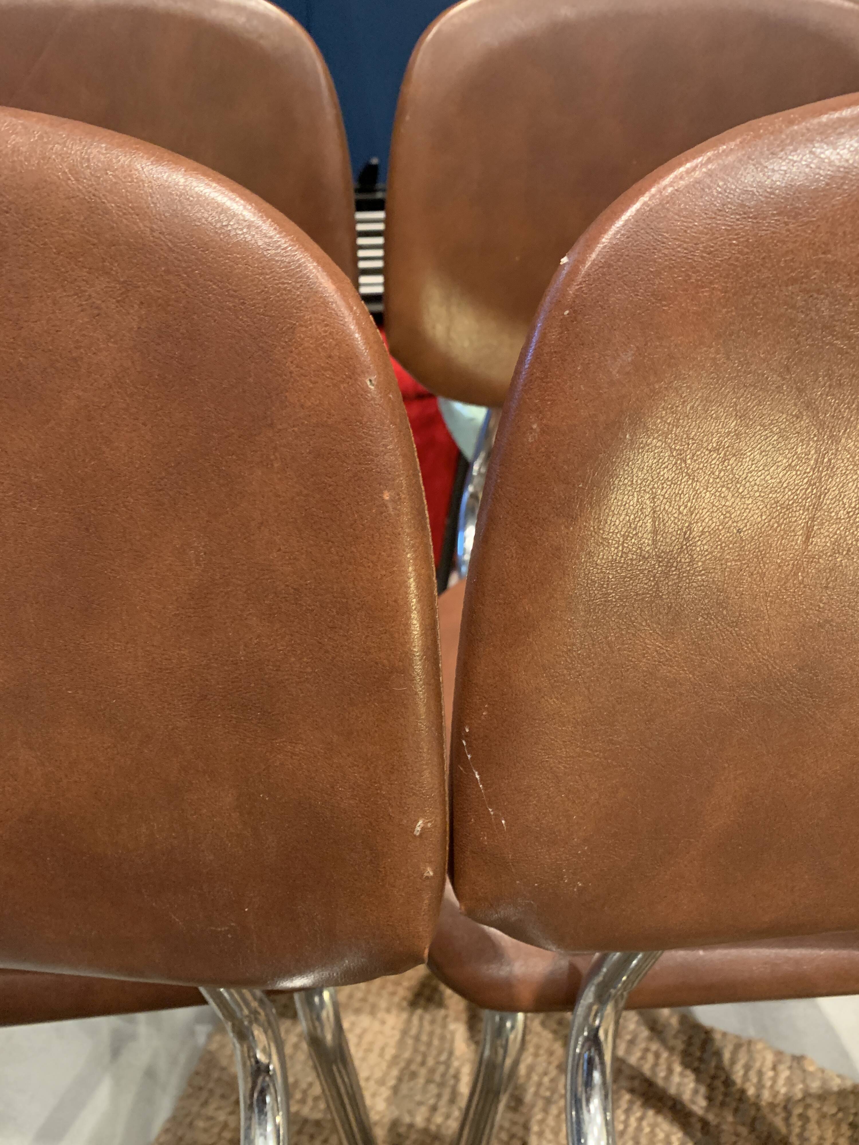 Série de 7 chaises en skaï