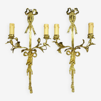 Paire de grandes appliques, noeuds et fleurs, style Louis XVI - bronze