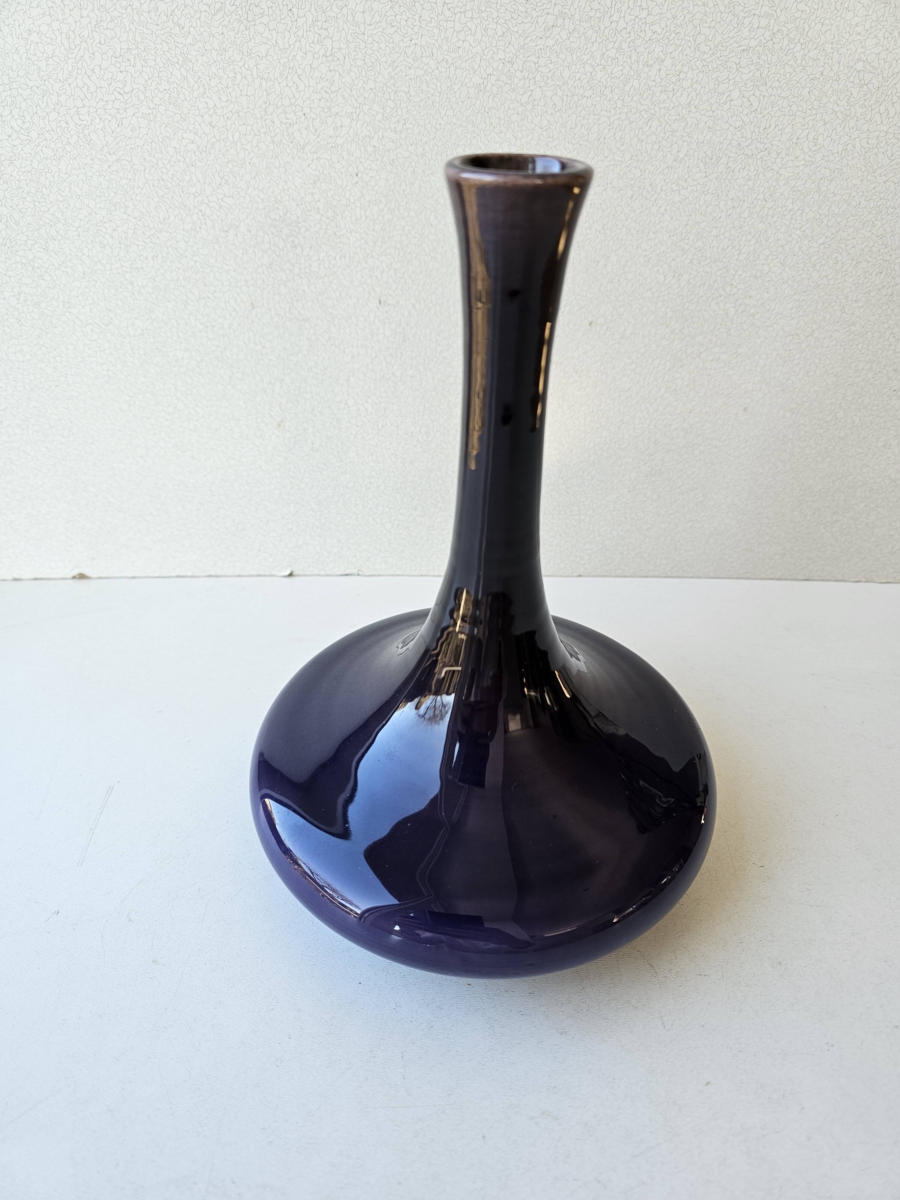 Magnifique Vase soliflore en céramique mauve Signée Marius Musarra (Vallaur