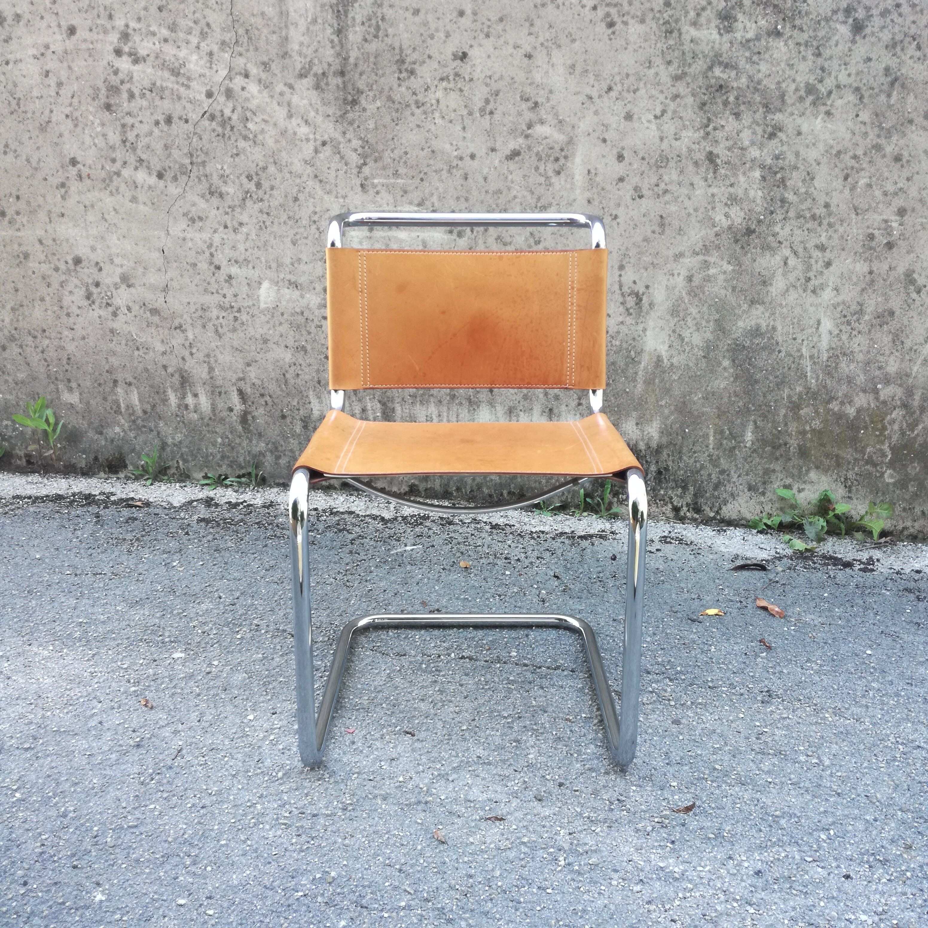 Chaise cantilever en cuir