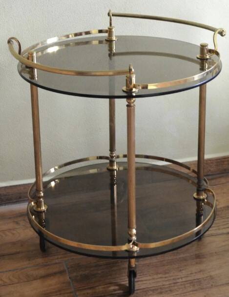 Desserte néoclassique en laiton et et verre fumé, milieu XXème