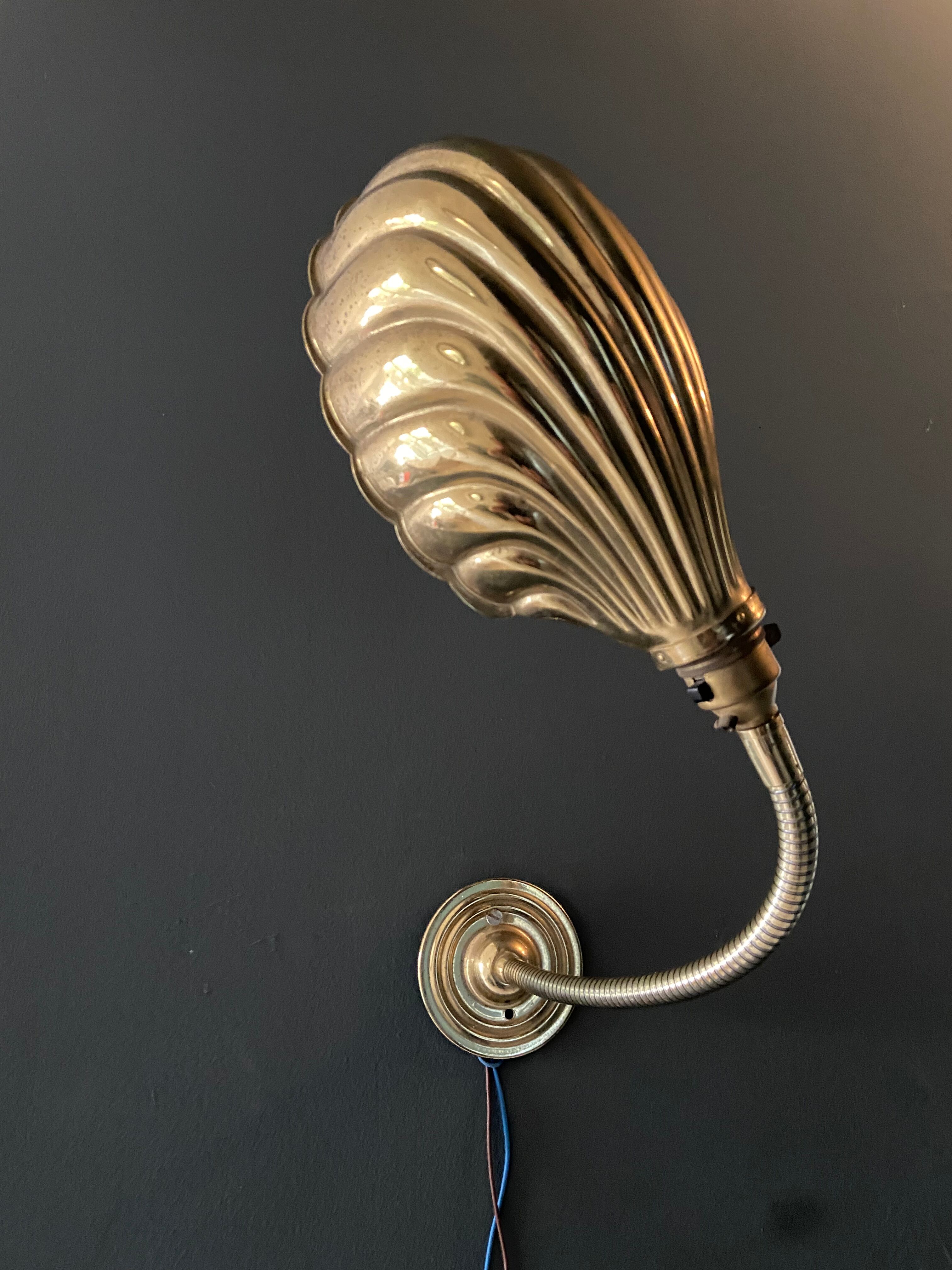 Brass "shell" wall lamp, Arts Nouveaux