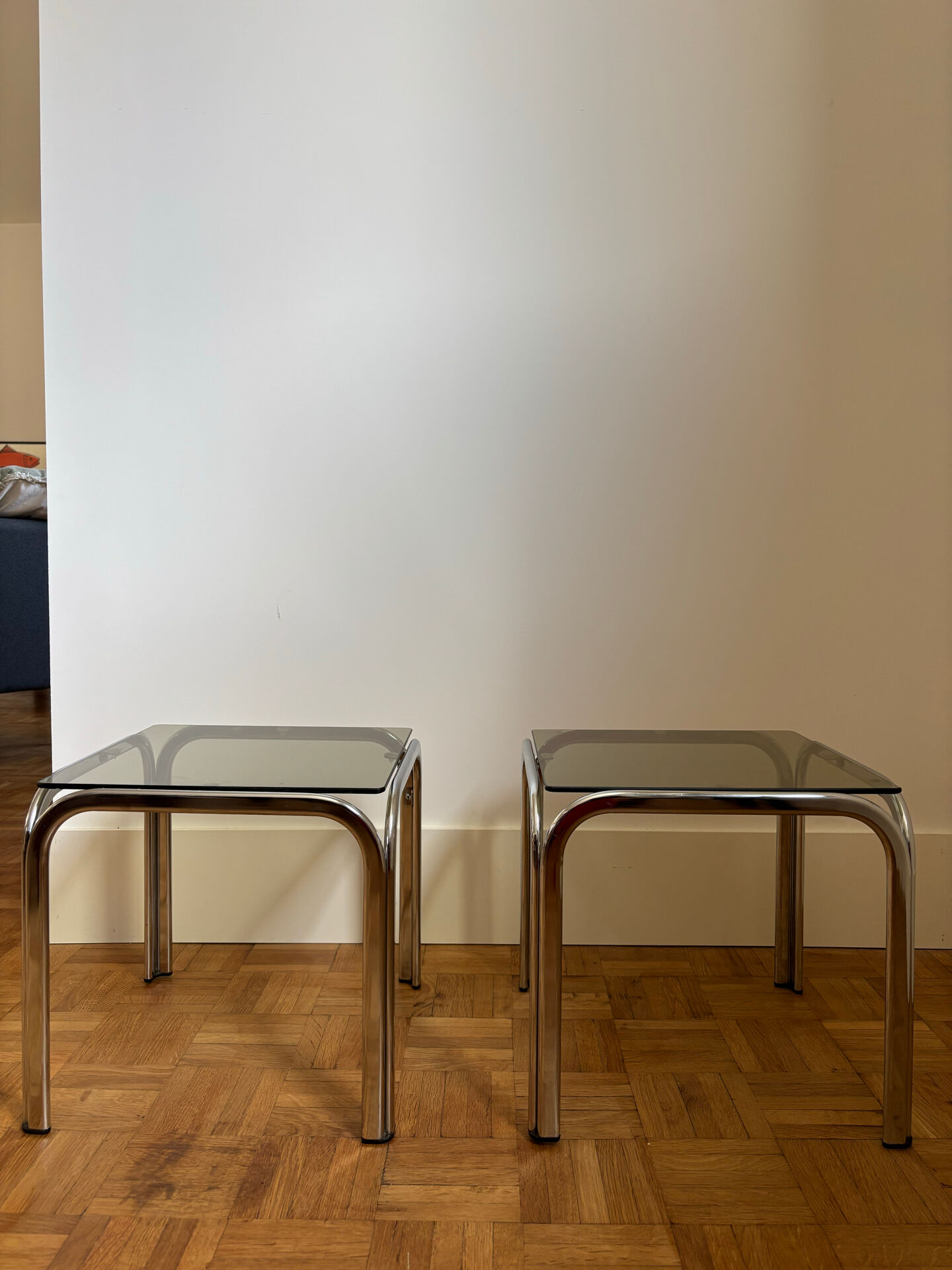 Duo de tables basses chrome et verre fumé