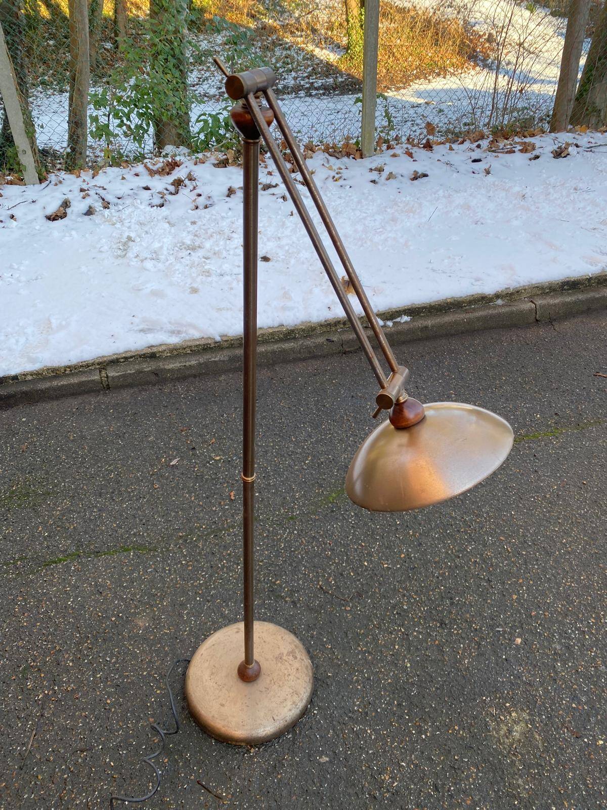 Vintage articulated floor lamp in gilded bronze and solid wood 1950.