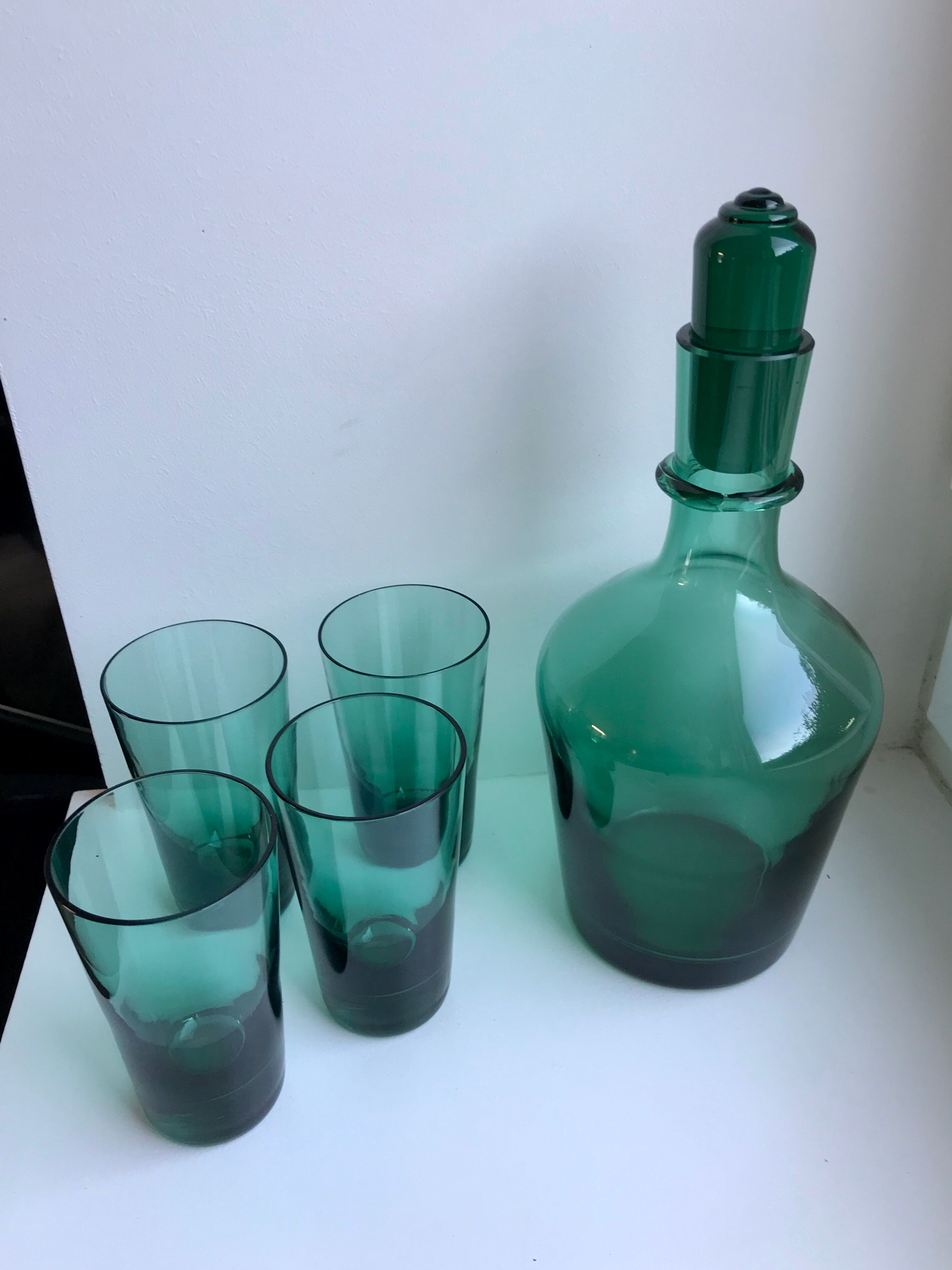 Set of a decanter and 4 design glasses in green glass 70s