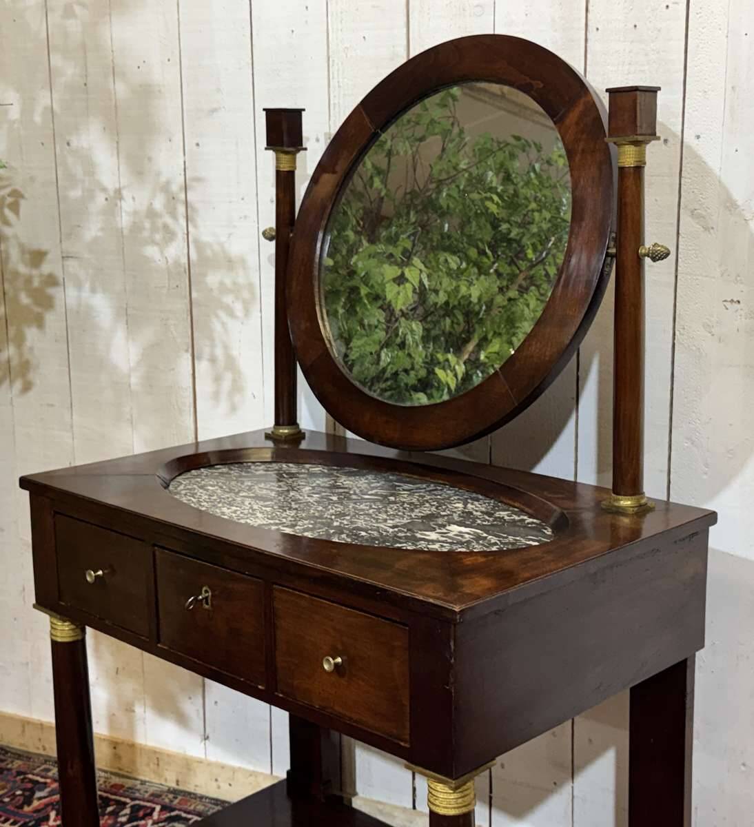 Empire hairdresser from the 19th century in mahogany with a marble top.
