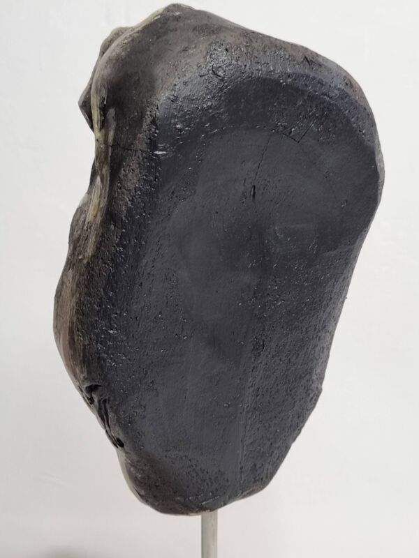 Sculpture contemporaine, masque en céramique raku et socle en bois, signé