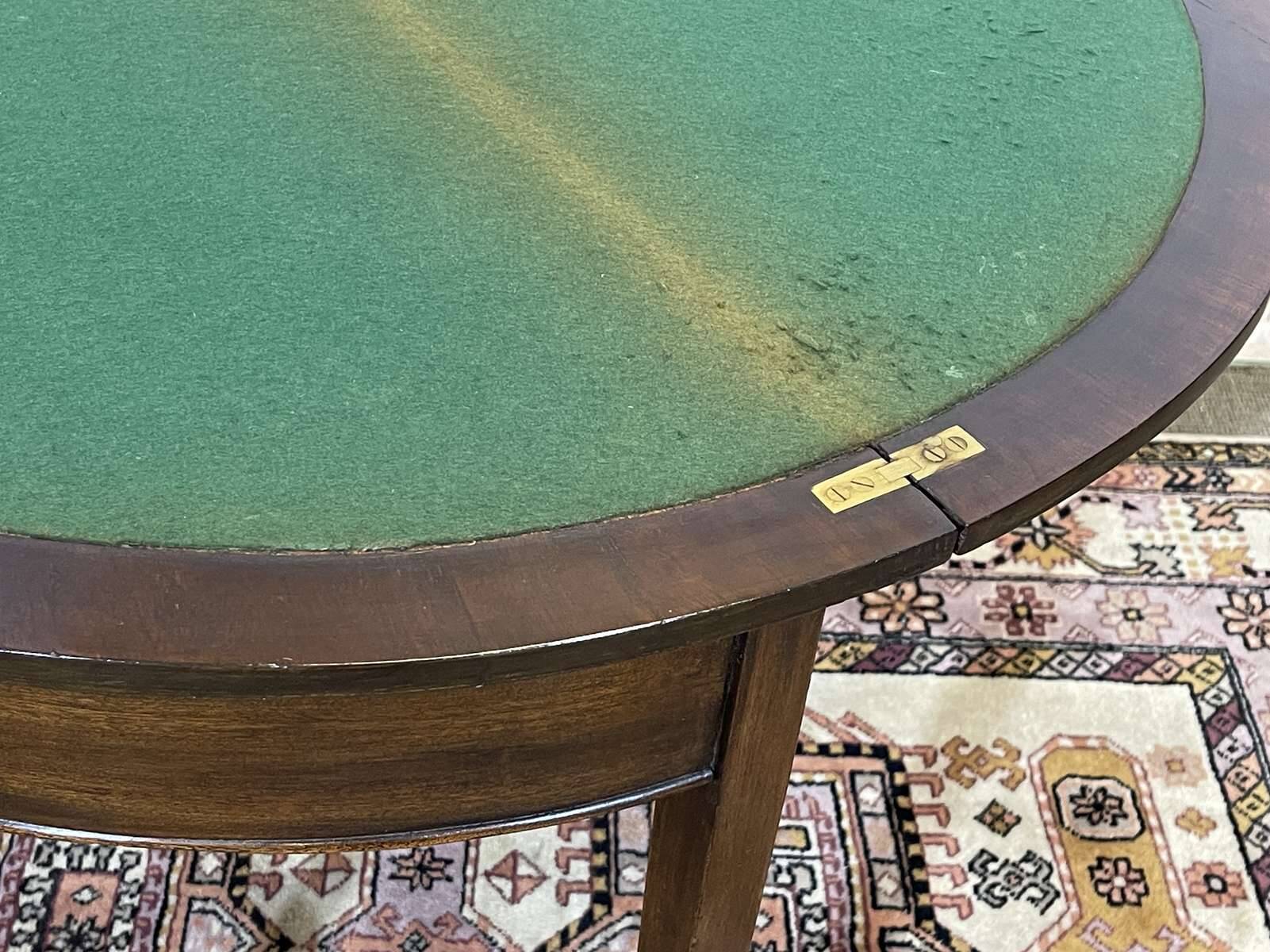 English game table in mahogany from the early 20th century.