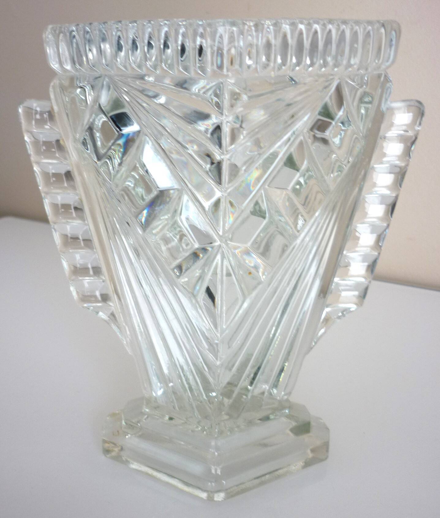 Vase losange art déco, cristal de bohême marqué "Tchécoslovaquie", décor géométrique