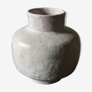 Vase en céramique à couverte blanche crouteuse et craquelée,