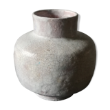 Vase en céramique à couverte blanche crouteuse et craquelée,