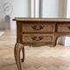 Bureau Louis XV vintage en bois et verre - 5 tiroirs
