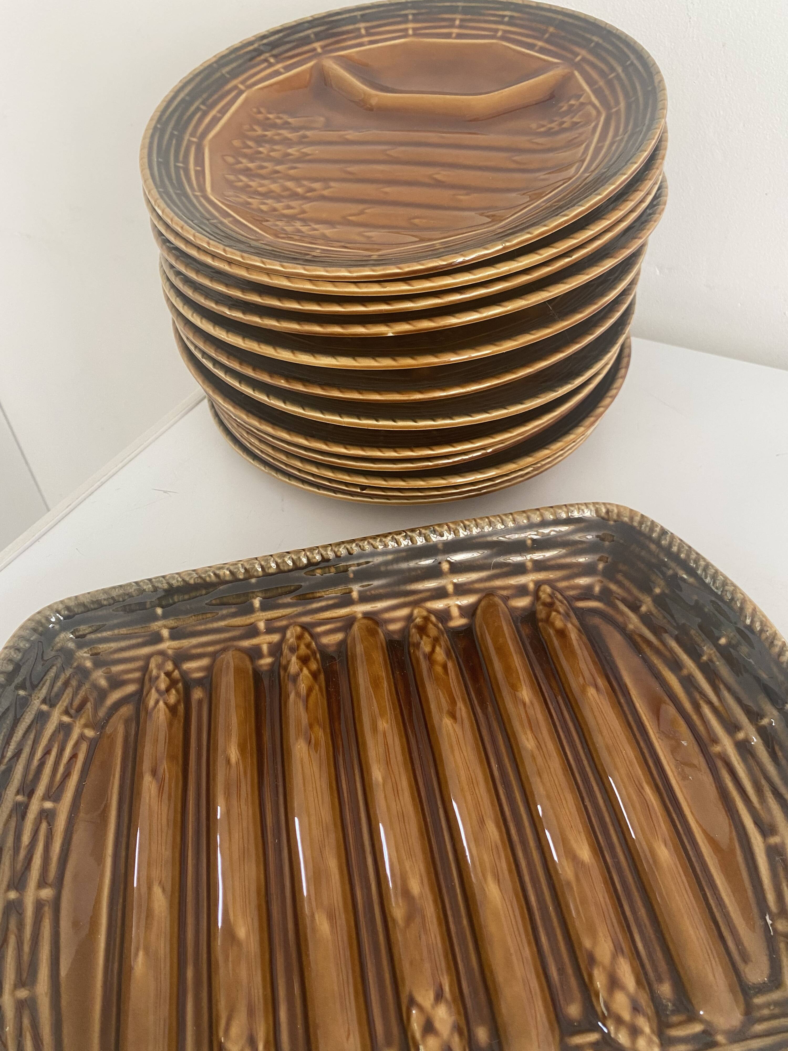 Asparagus service Sarreguemines 1 dish and 12 plates in barbotine.