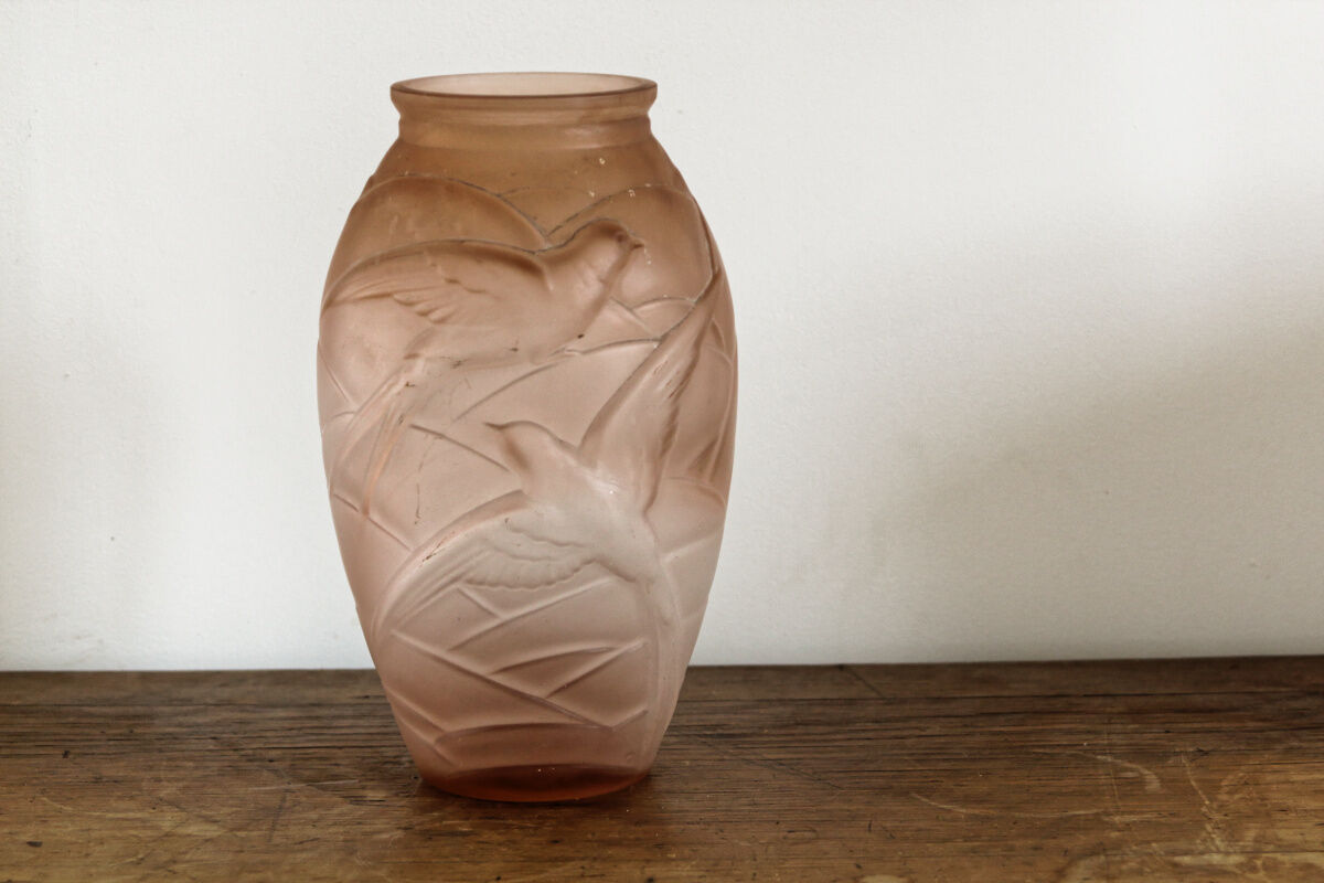 Vase en verre moulé art déco