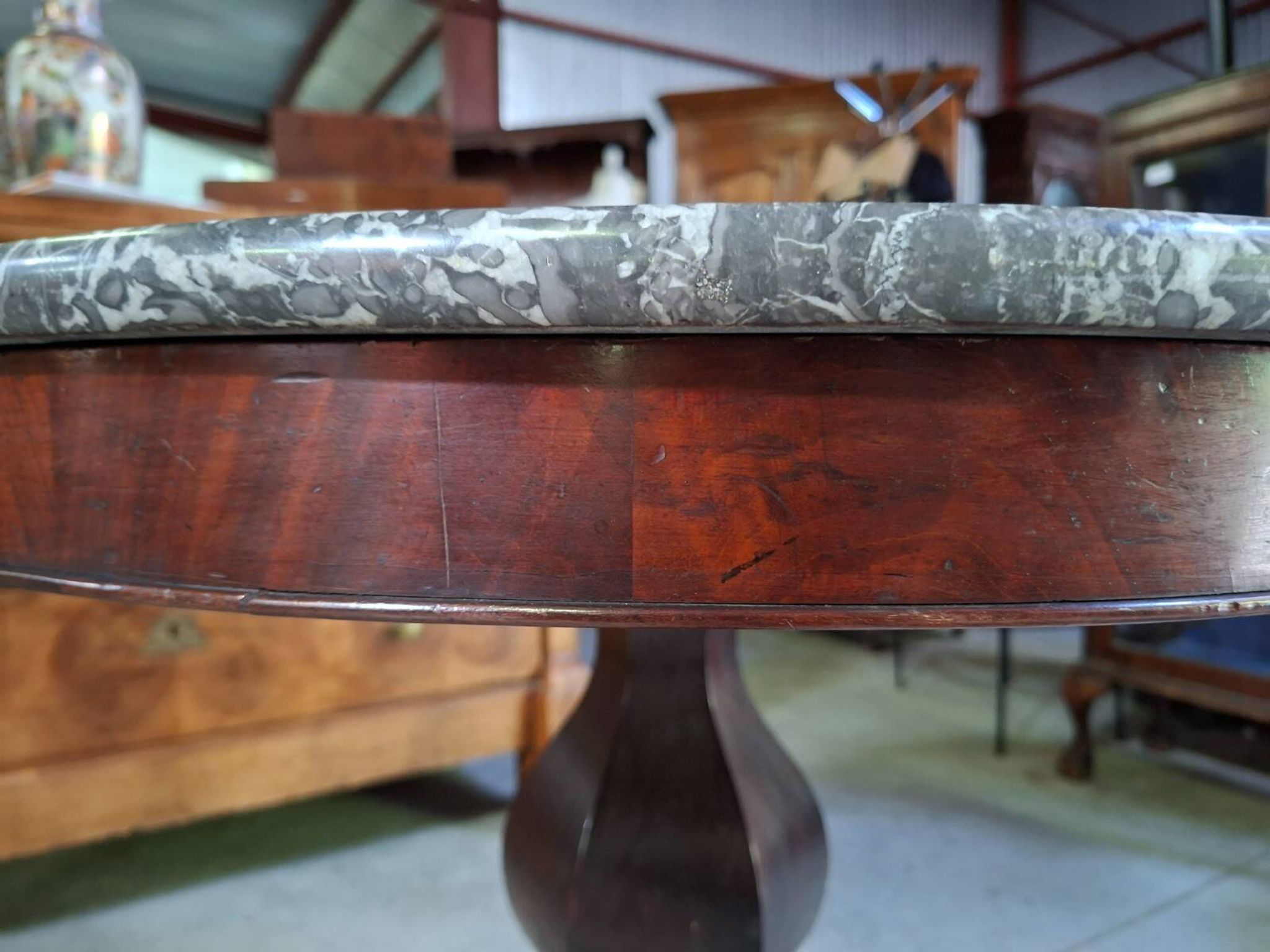 Round mahogany gueridon with a marble top – Empire Restoration period