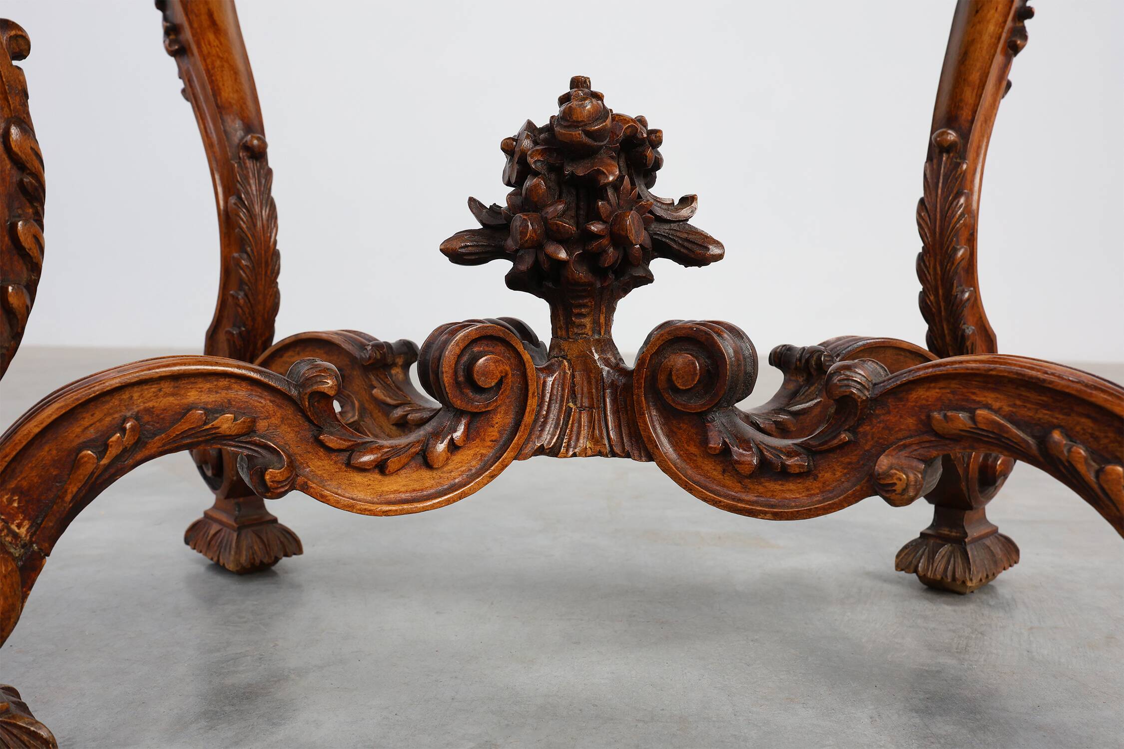 Paire de tables d'appoint en noyer de style Napoléon III avec des plateaux en pierre bleue, France.