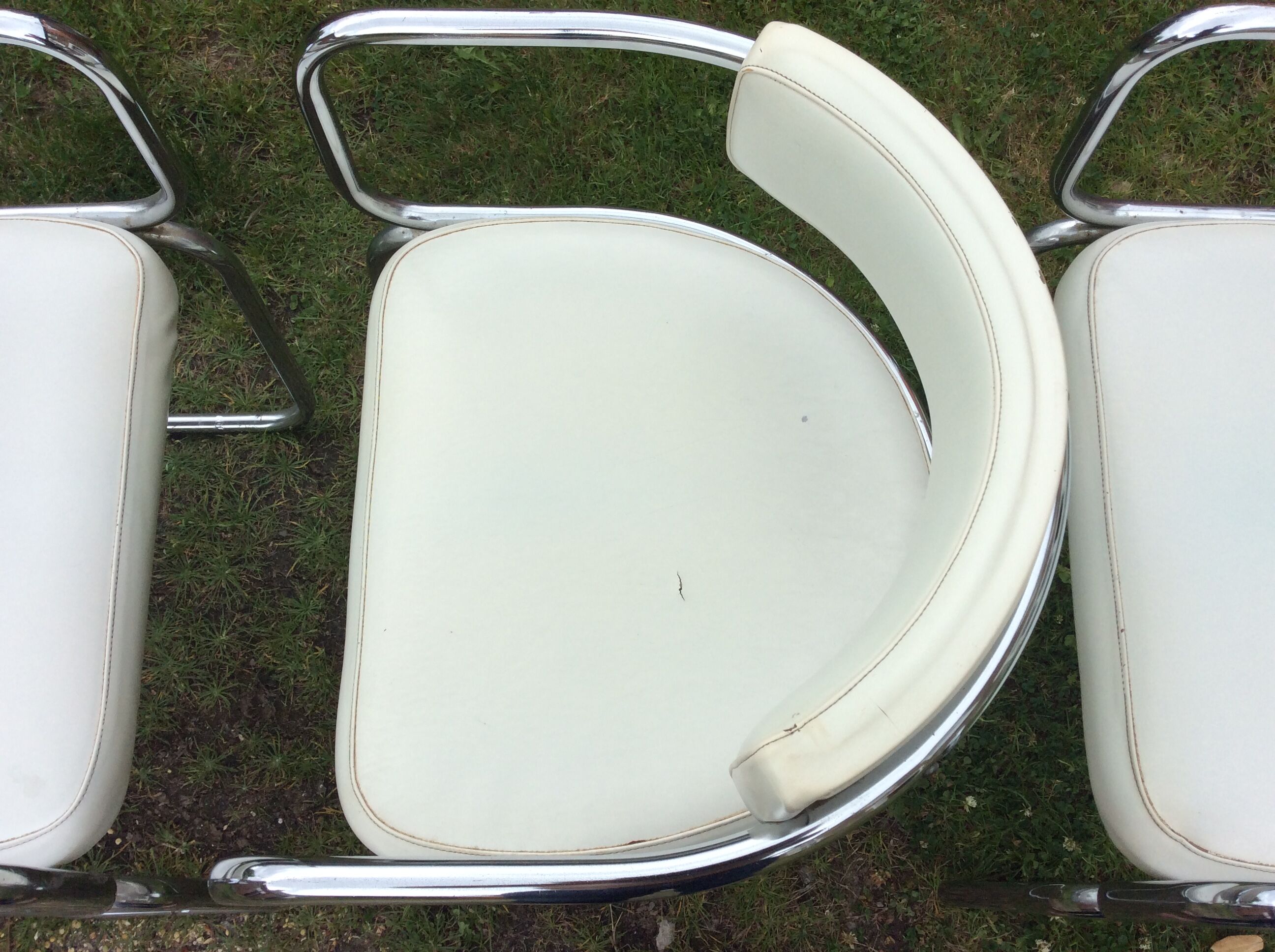 Fauteuils vintage à piétement tubulaire chromé et Skaï blanc de Renato Zevi pour Roche bobois.