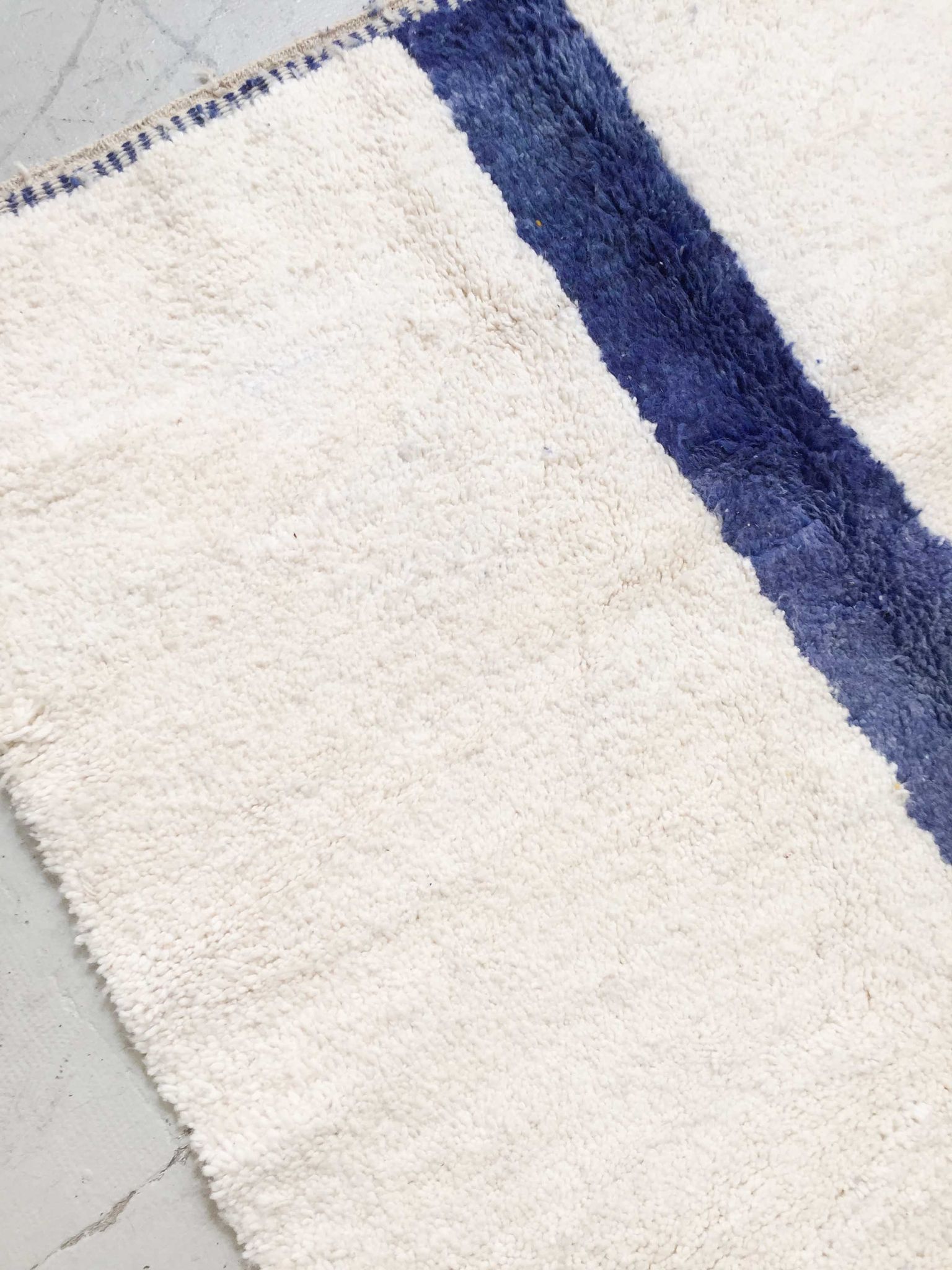 Berber carpet beni ouarain ecru blue line 243x160m