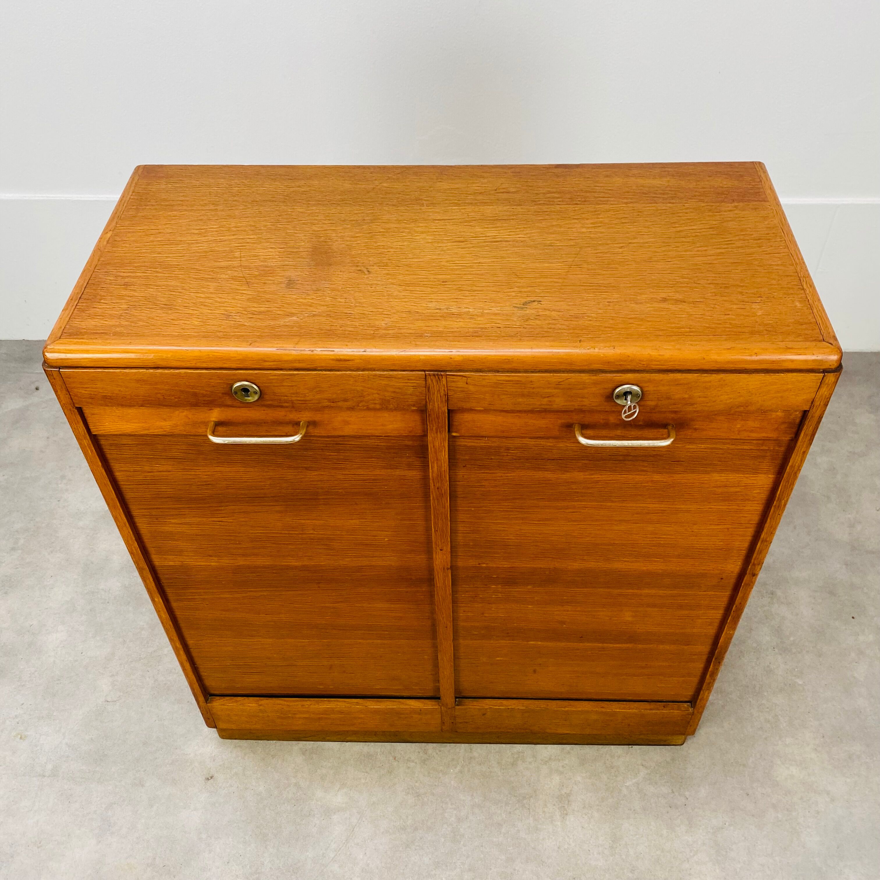 Double curtain binder cabinet