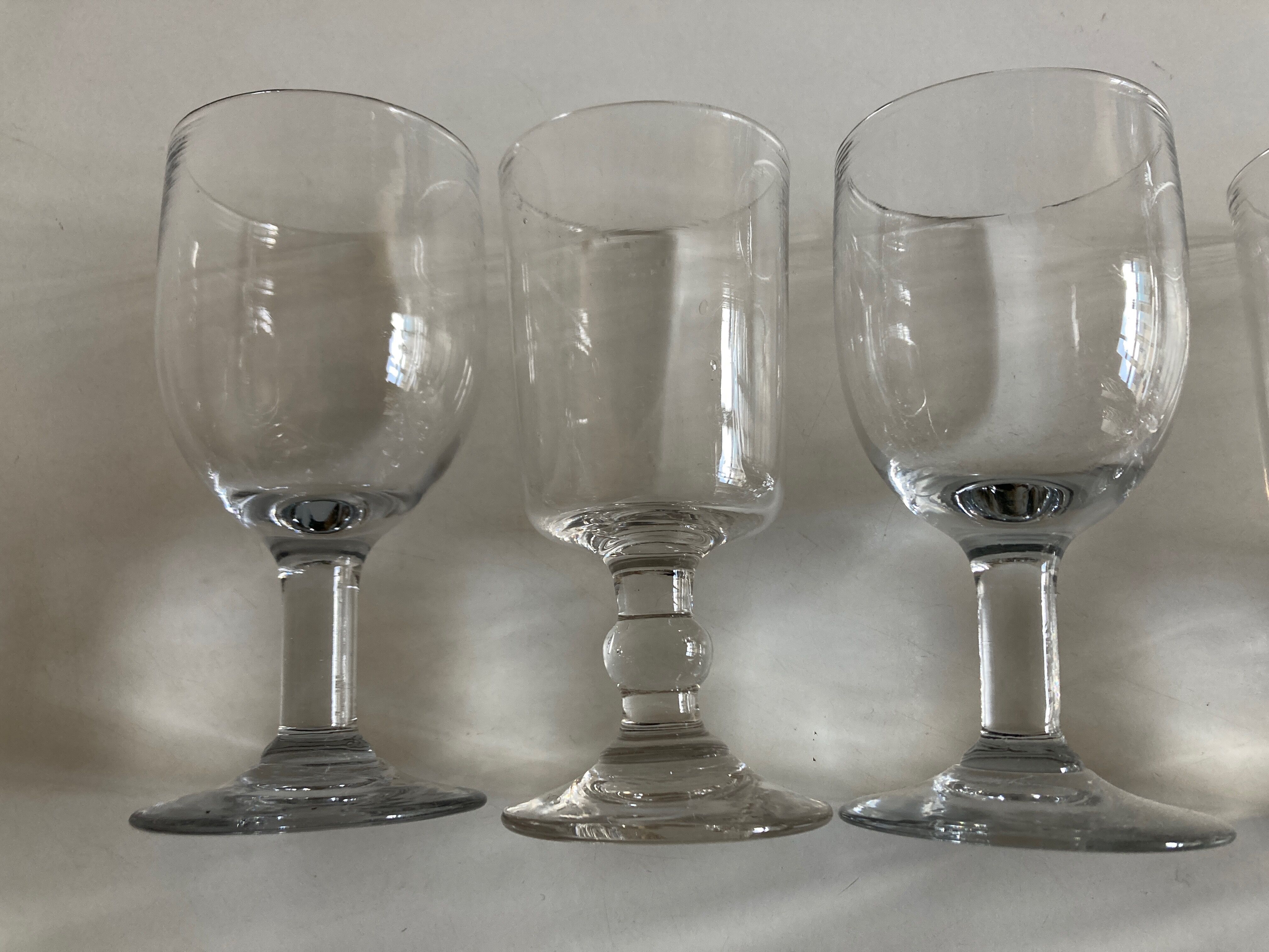 Set de 6 verres de table à pied mi 19e assortis
