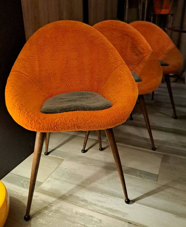 Suites de 3 chaises, fauteuils formes œufs pieds compas 1950