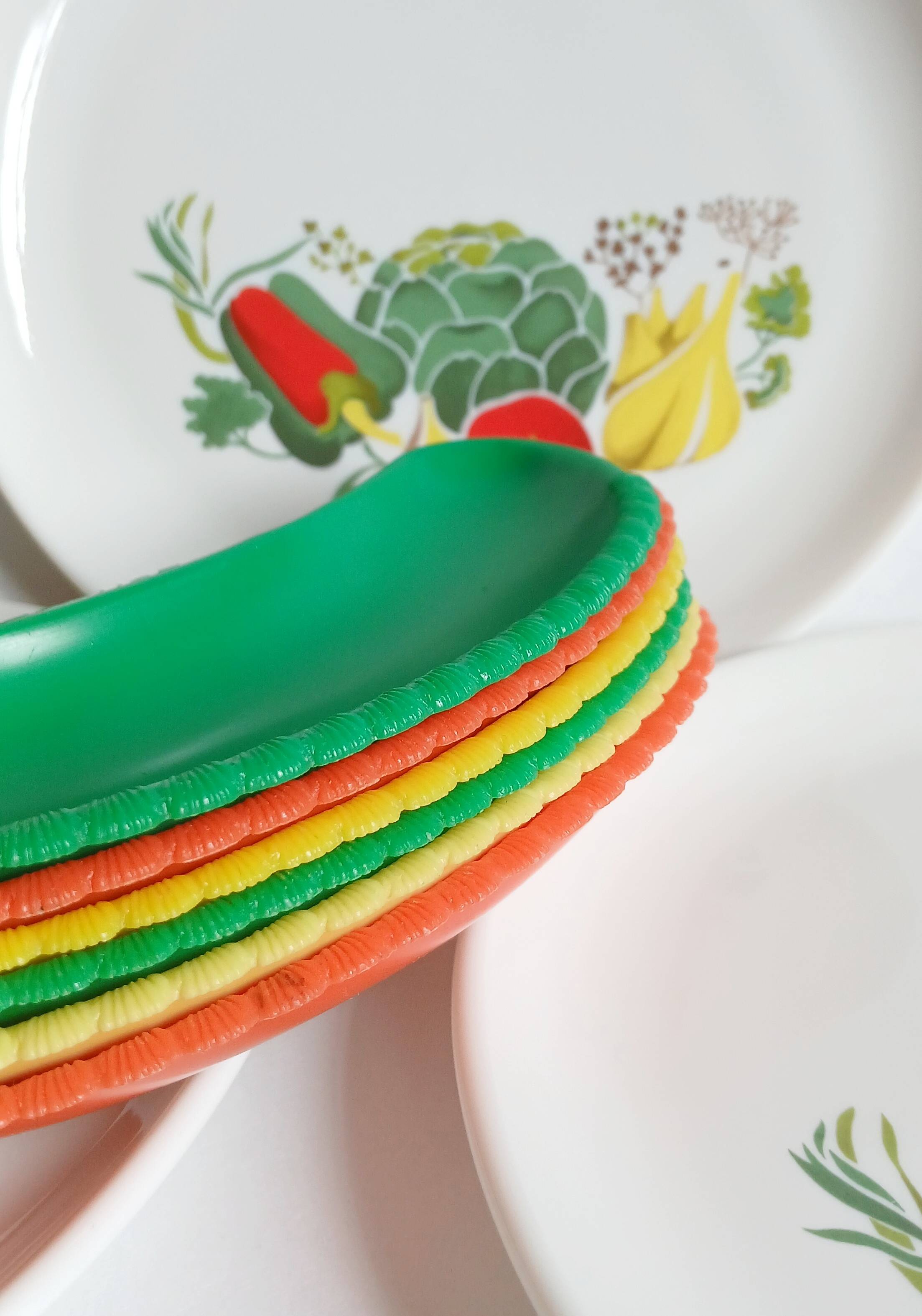 5 dessert/salad plates with stylised vegetable decoration. Sovirel France 70