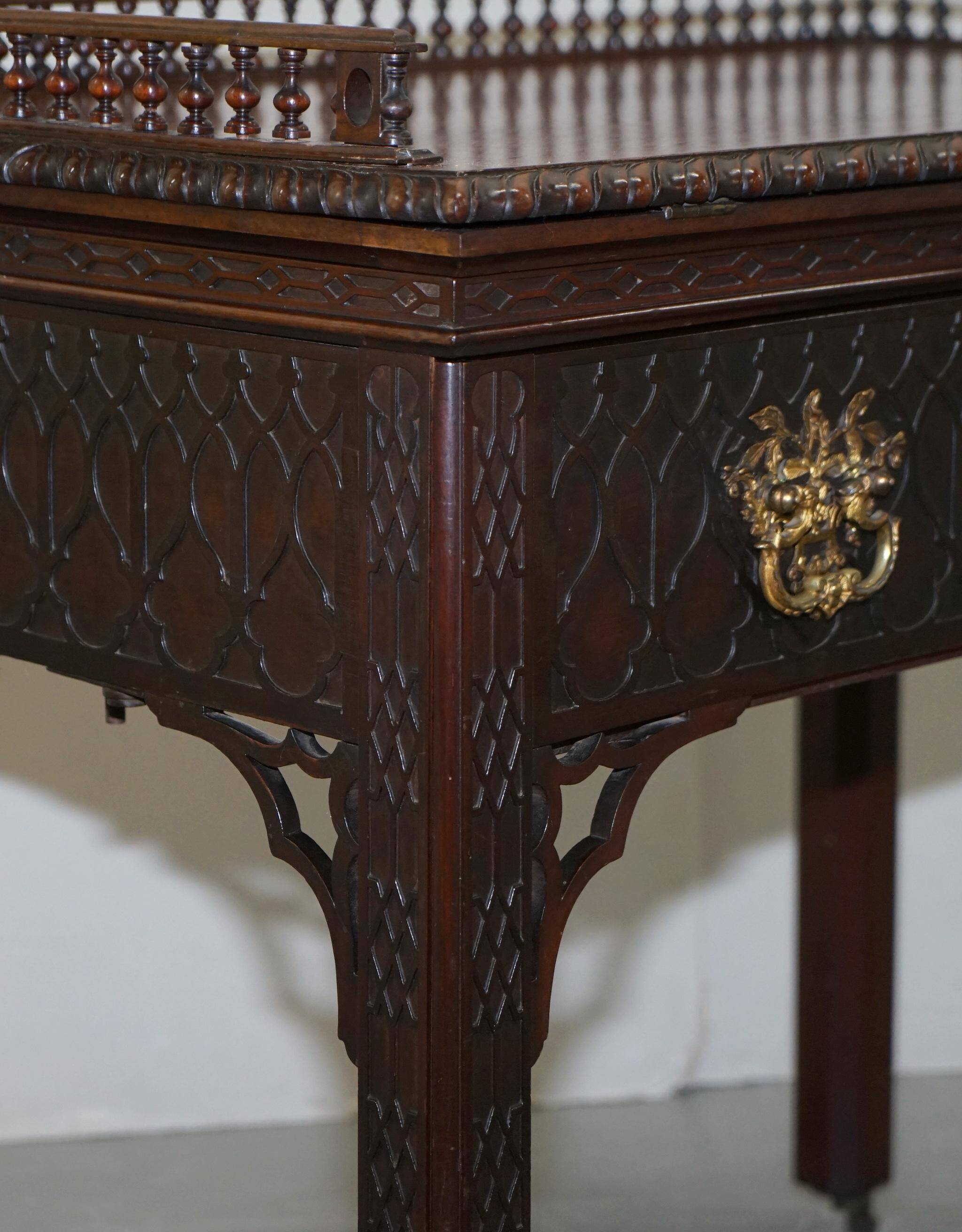 Bureau de travail d'architecte en bois dur George III Thomas Chippendale