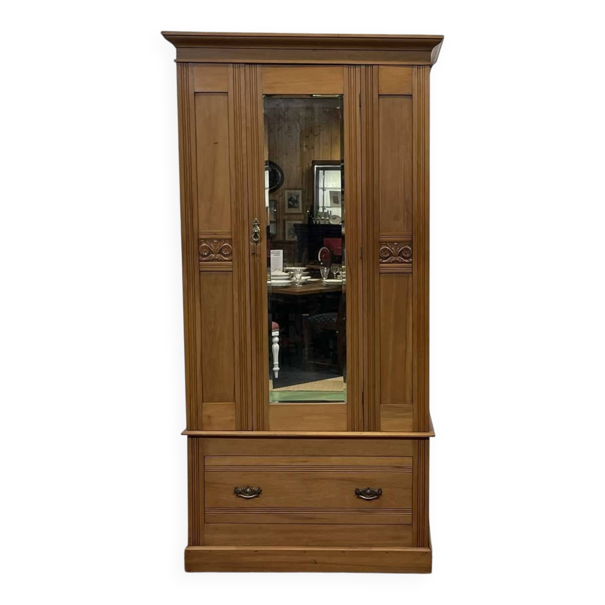 English wardrobe in walnut from the early 20th century.