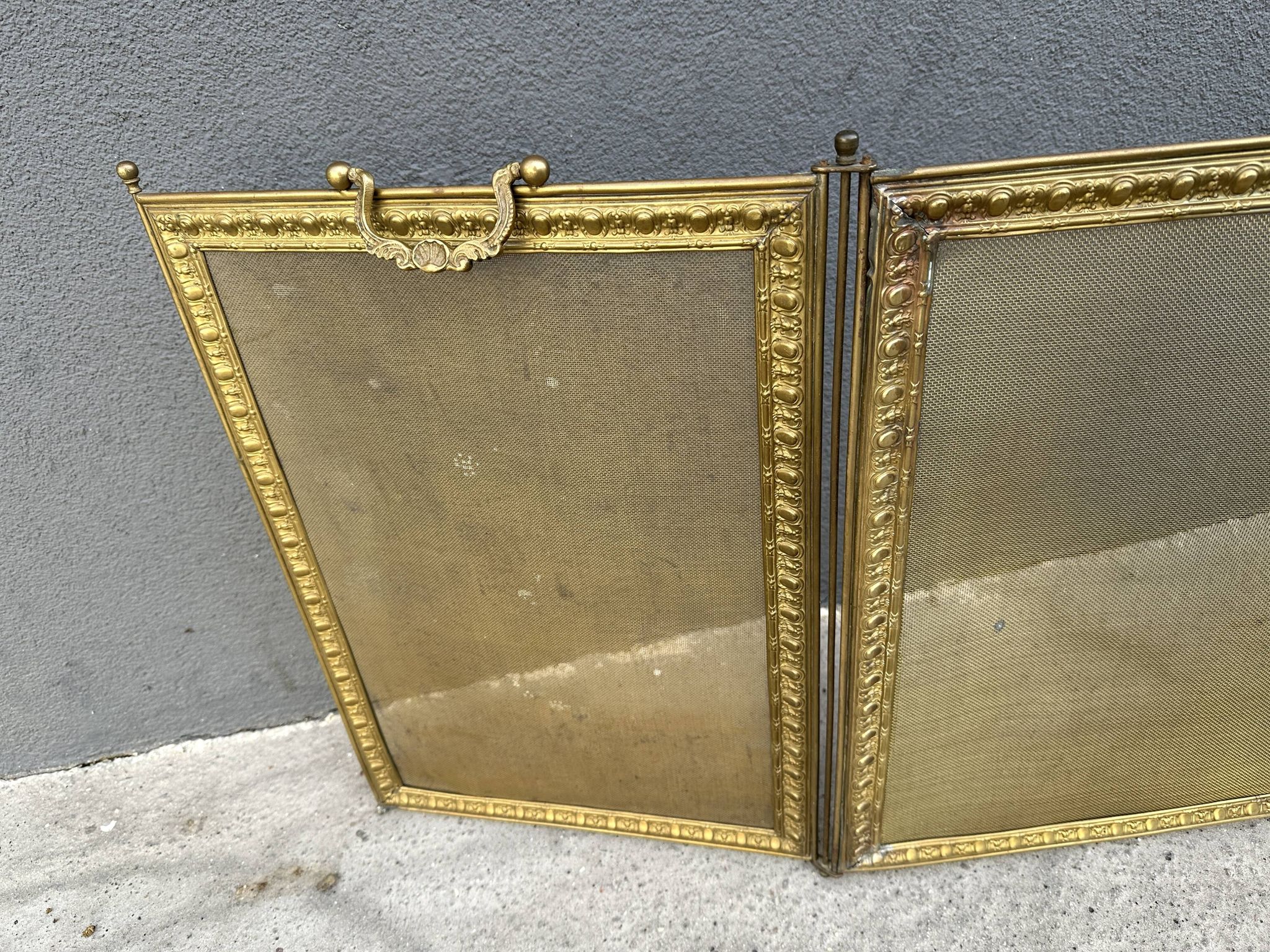 Antique brass fireplace screen from the 19th century by Bouhon Frères.
