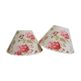 Paire d'abat-jours en tissu ancien style classique avec motifs d'hortensias