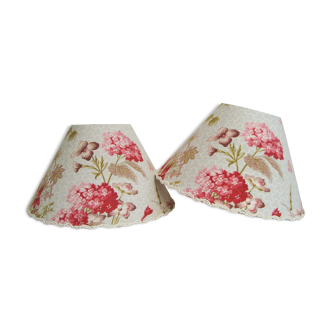 Paire d'abat-jours en tissu ancien style classique avec motifs d'hortensias