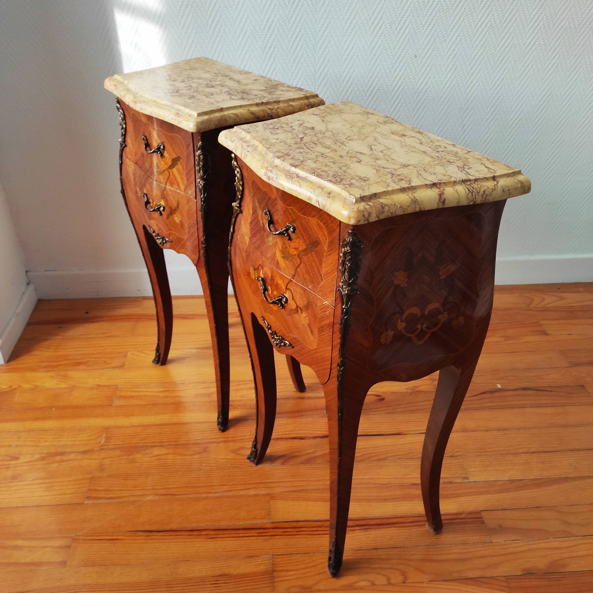 Paire de tables de chevet style Louis XV