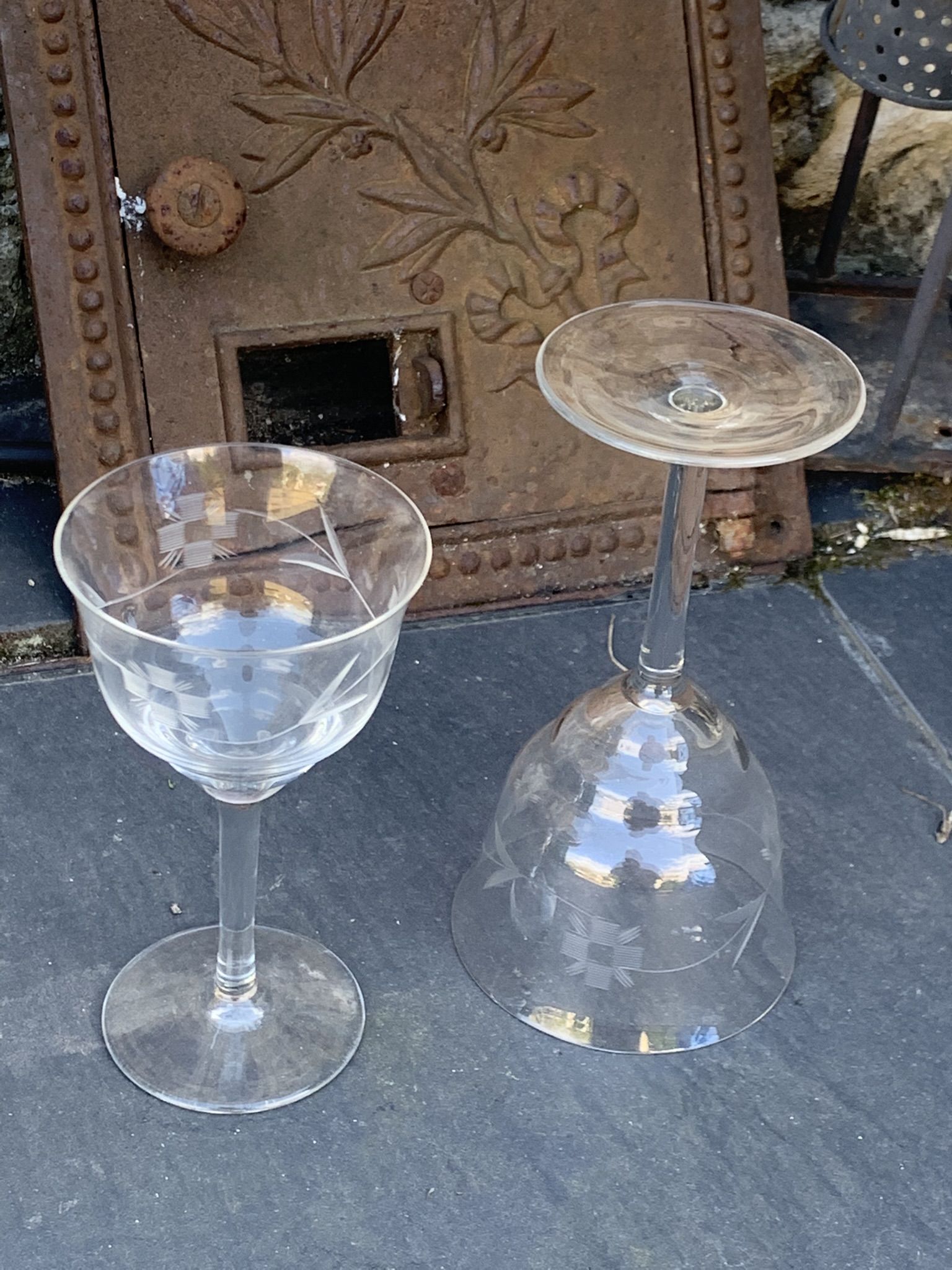 4 verres à vin art déco, motif floral ciselé, verre et cristal