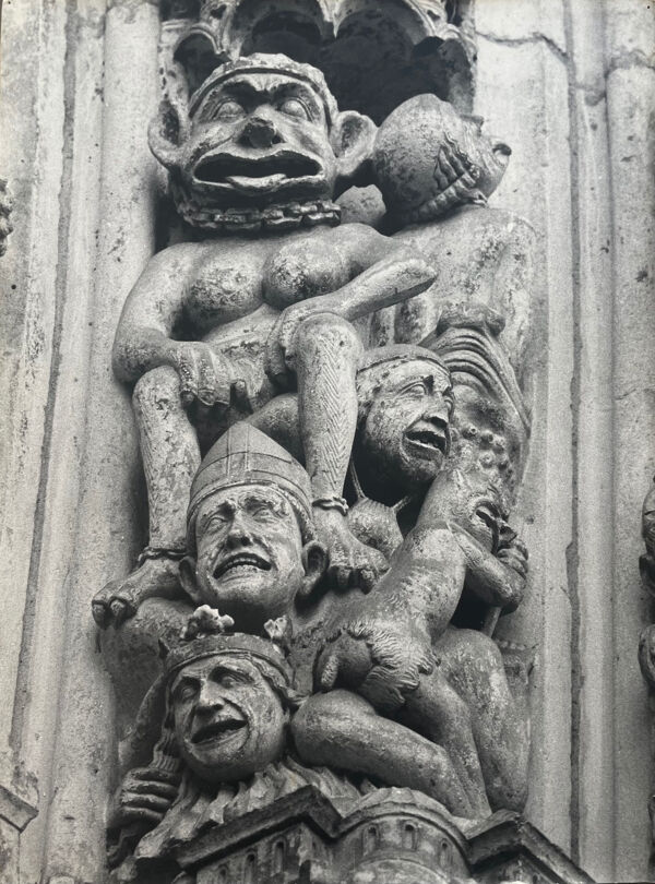 Tirage photographie noir et blanc argentique bas-relief d’une église XXe