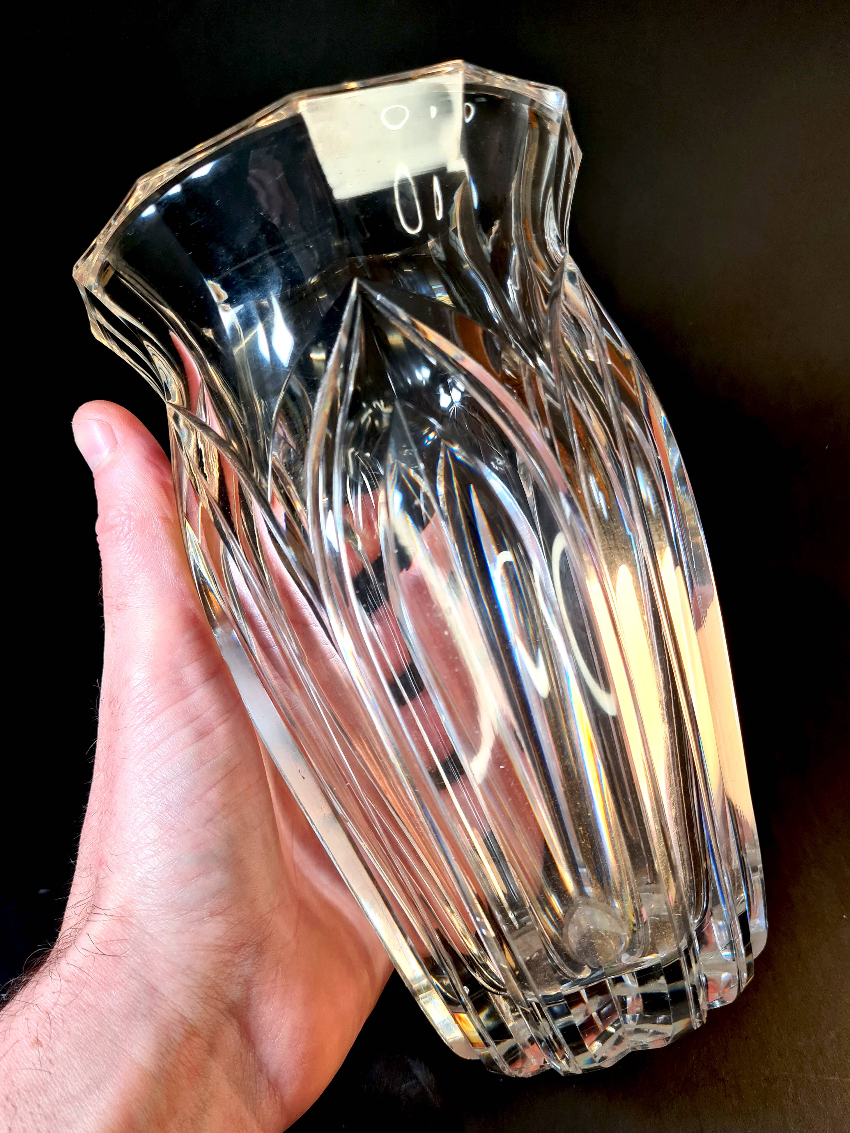 Cut crystal vase – Timeless elegance