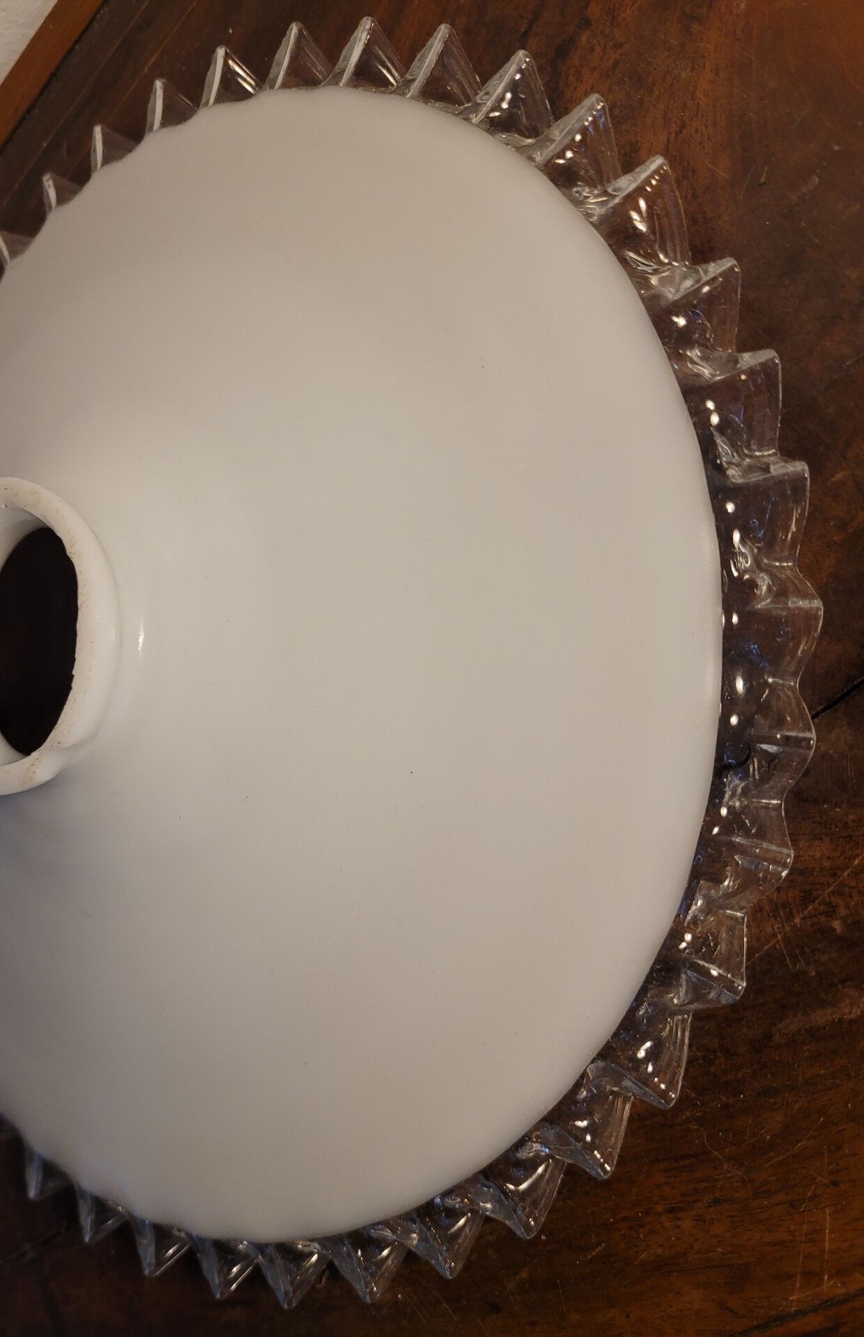 White opaline lampshade with a scalloped edge Ø 25.5 cm, first half of the 20th century.