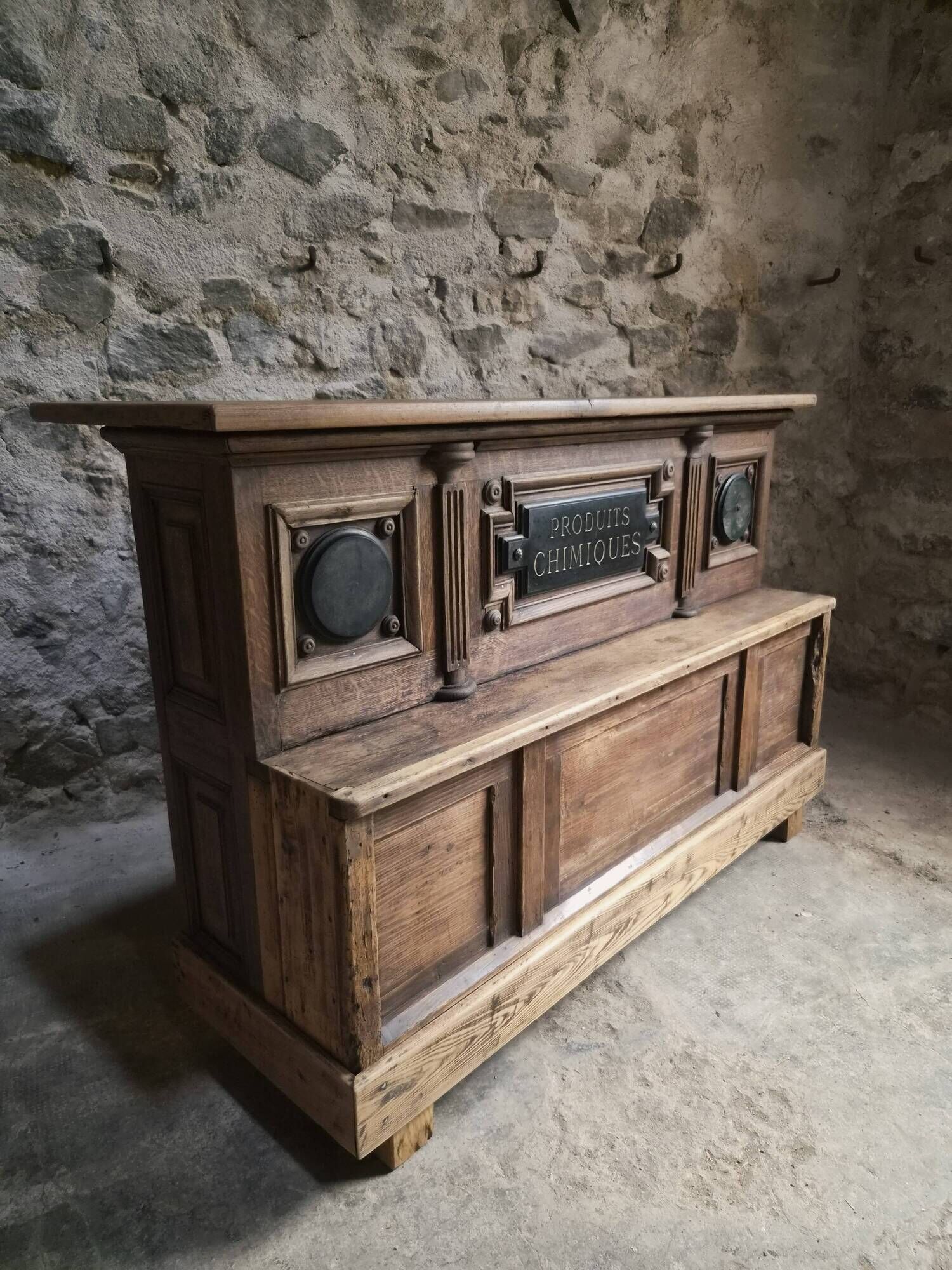 Pharmacy counter in antique oak / kitchen island, circa 1870–1900