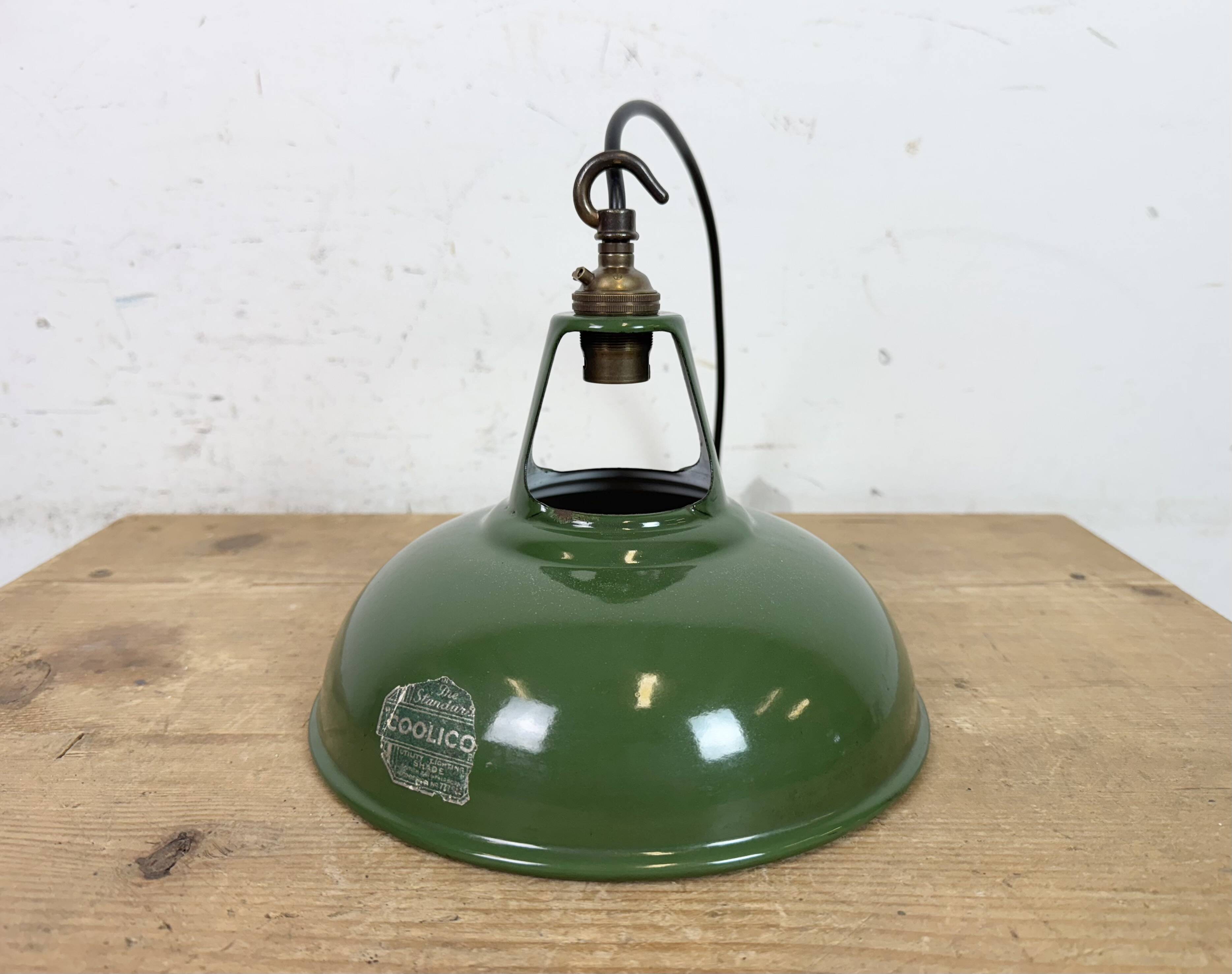 Suspension industrielle en émail vert de Coolicon, années 1950