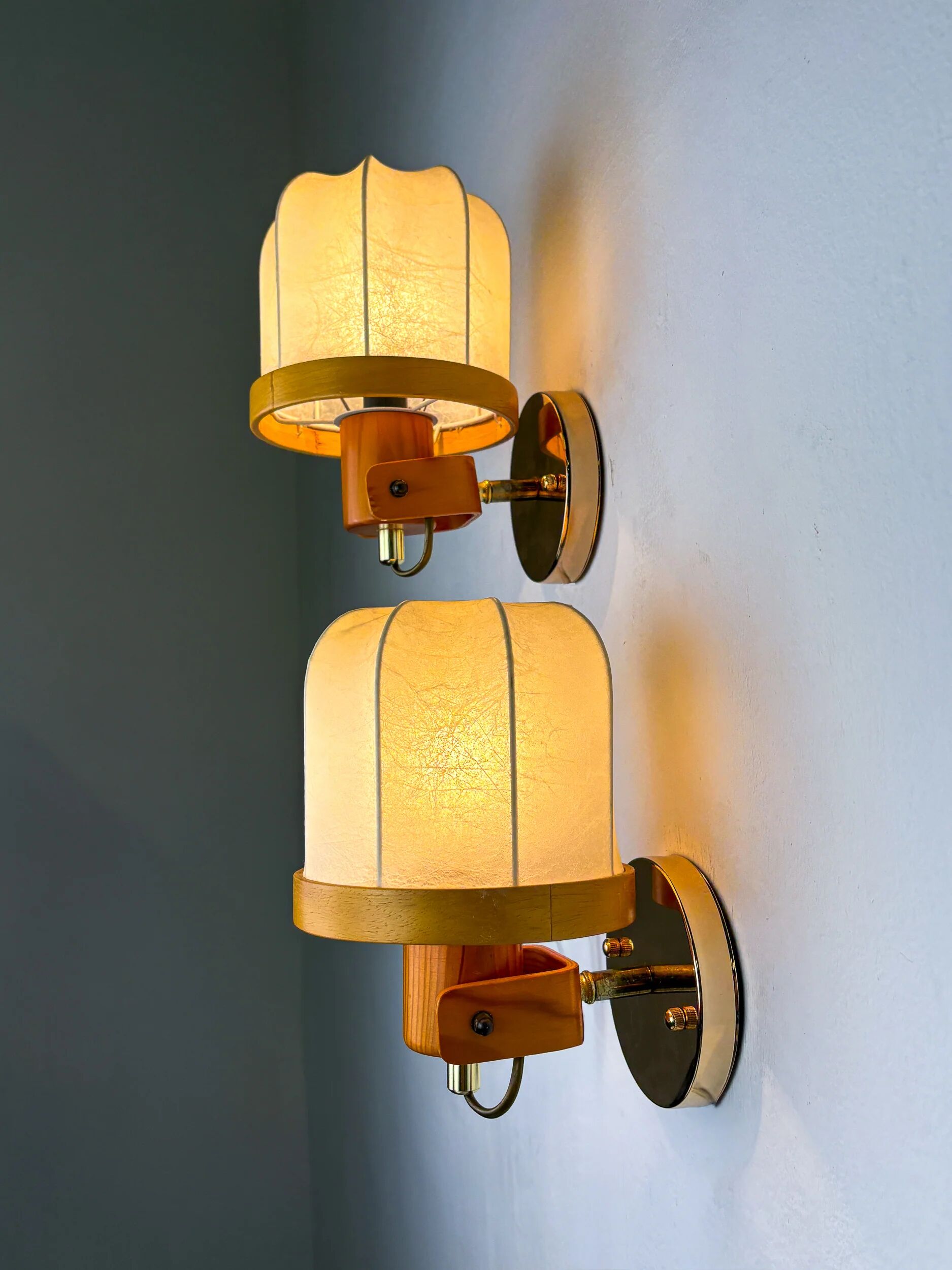 Pair of articulated "Cocoon" wall lights, resin and pine, Italy, 1970s