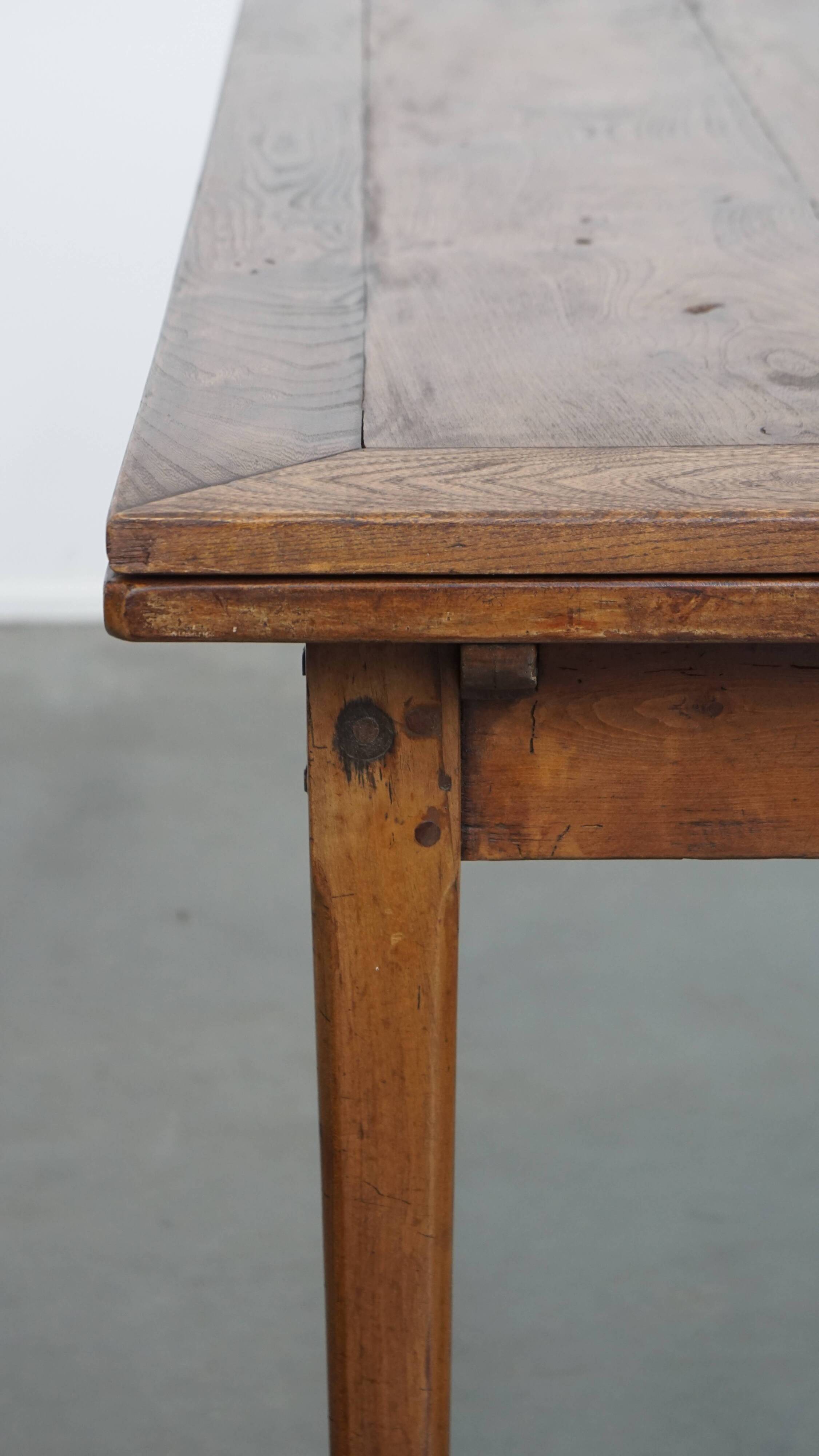 English Antique Extendable Dining Table in Elm and Cherry Wood
