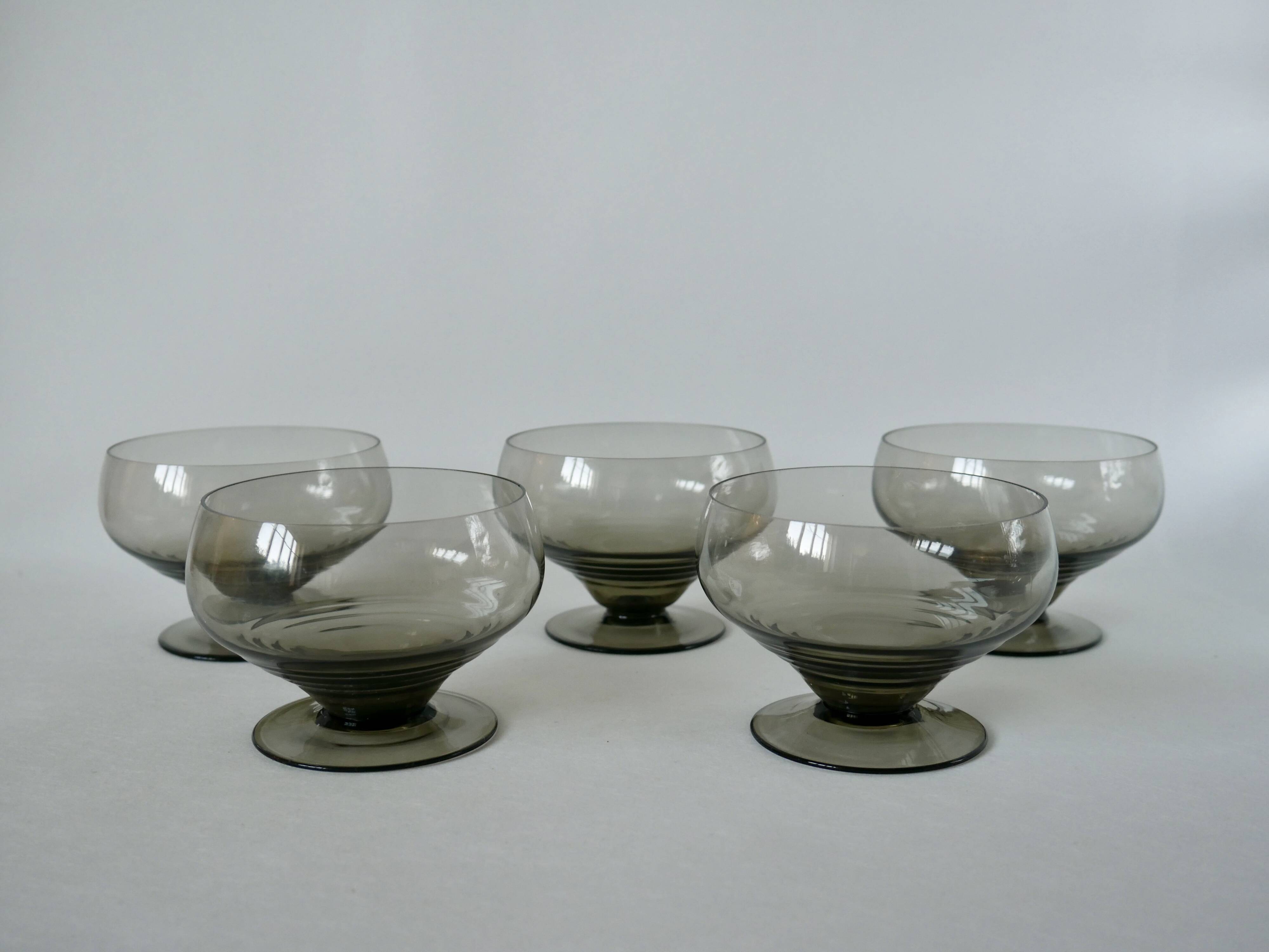 Set of 5 art deco design champagne glasses in smoked glass from the 30s and 40s